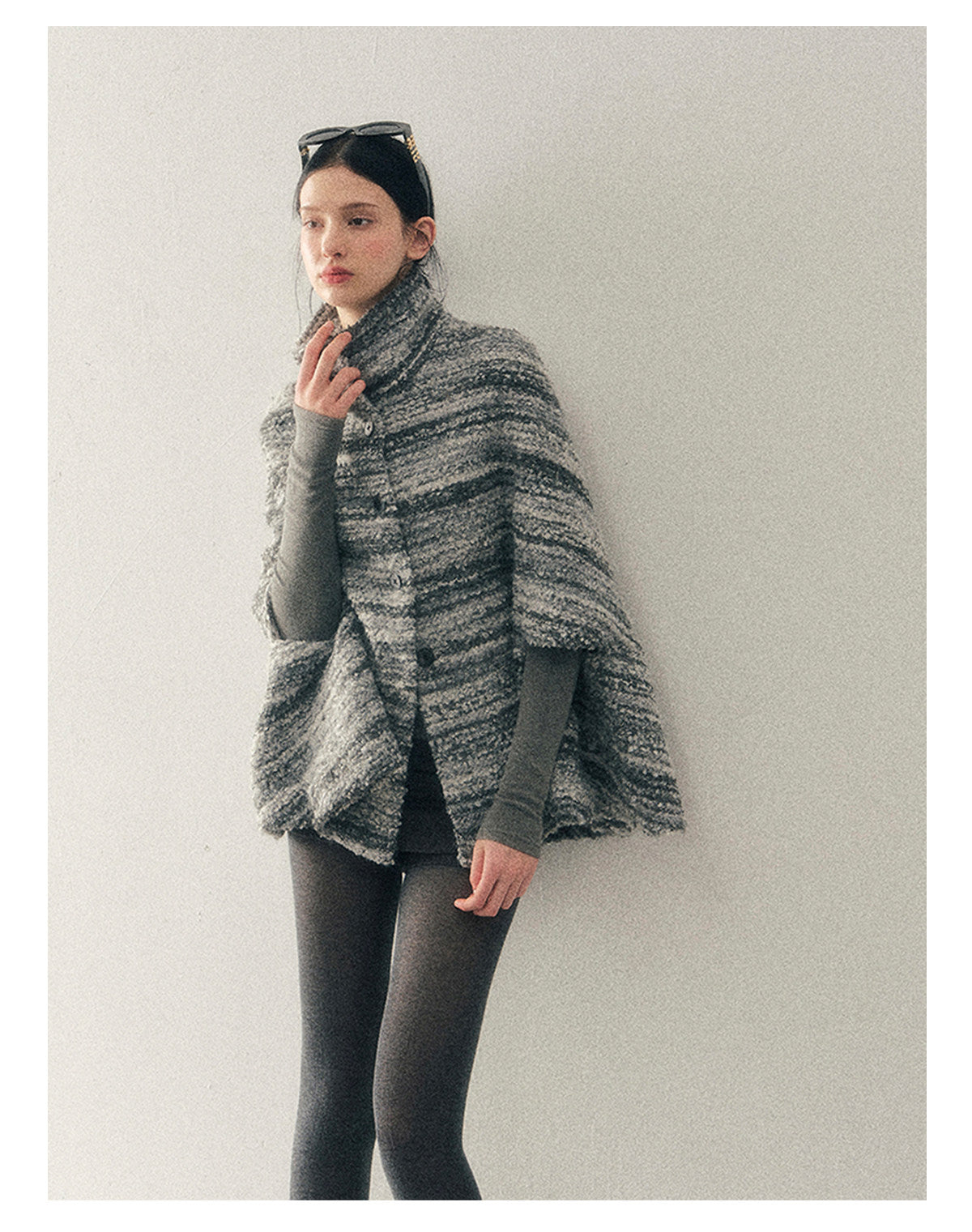 少也眼 "Soft-Focus Warmth" Tweed Cape Coat - Silver Grey