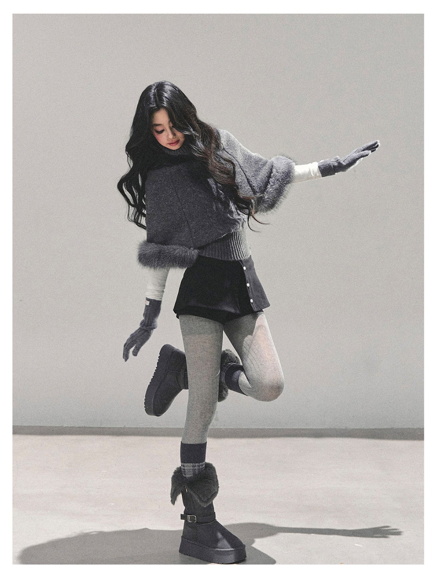 少也眼 “Only She Remains Awake" Gray Mohair High-Neck Knit Sweater (with detachable faux fur)
