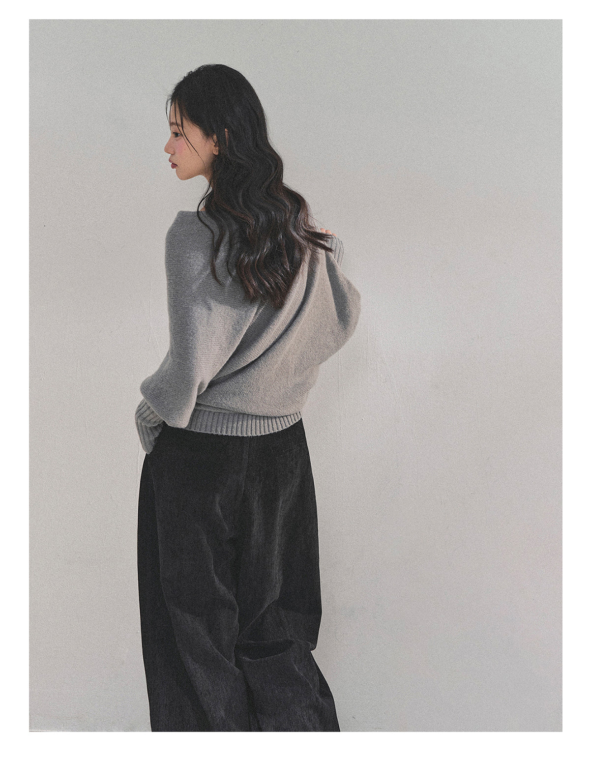 少也眼 “Soft Minimalism” Off-Shoulder Versatile Knit Top - Light Grey 6416515