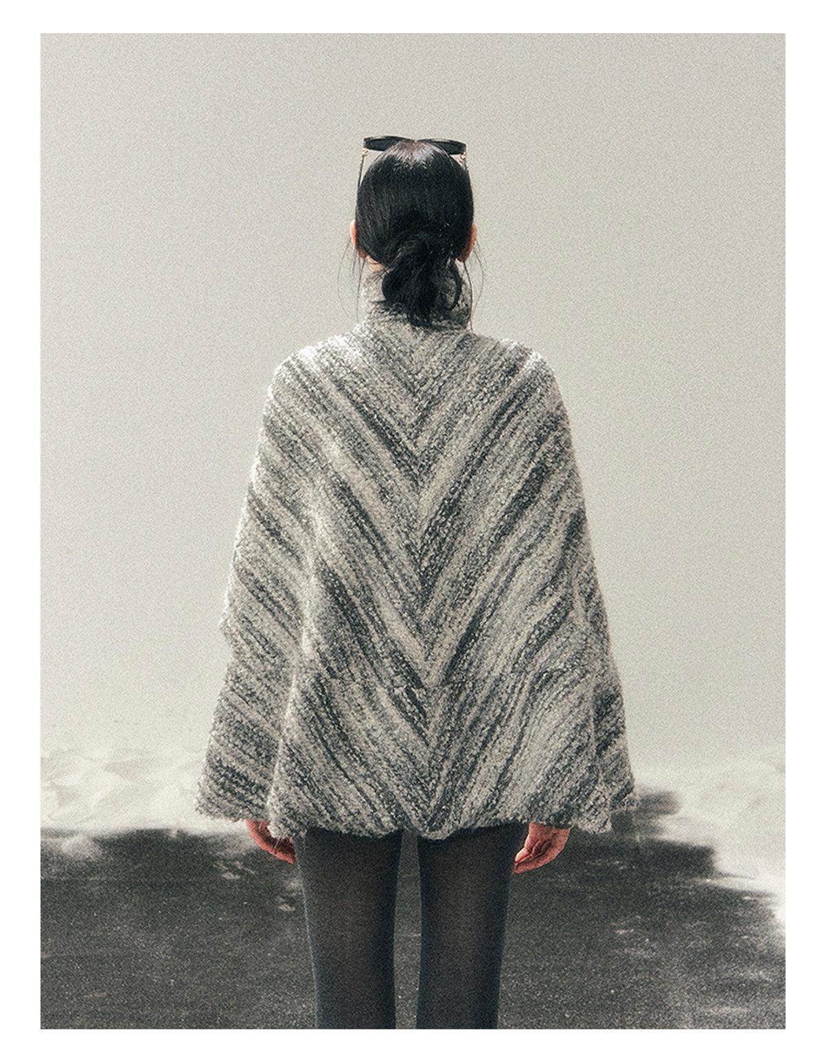 少也眼 "Soft-Focus Warmth" Tweed Cape Coat - Silver Grey