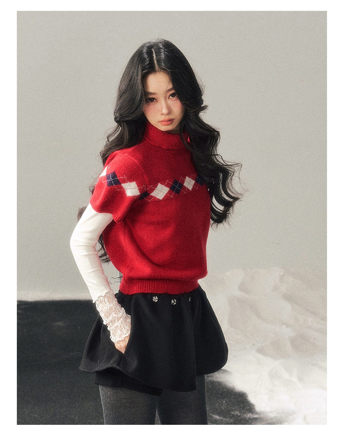 少也眼 “Snow-Wrapped Christmas Letter” Mock Neck Short-Sleeve Knit Top