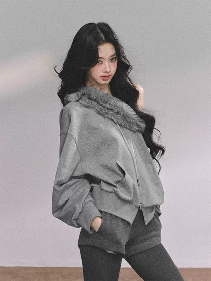 少也眼 Two-Piece Grey Hoodie and Shorts Set