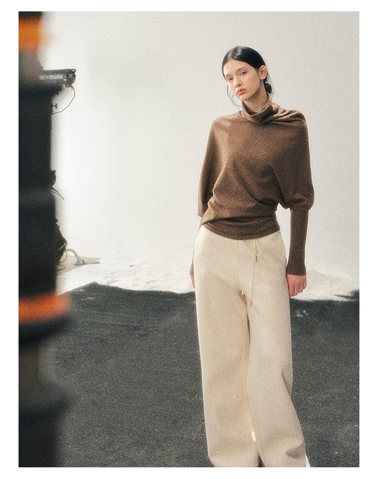 少也眼 "Ember at Dusk" High-Neck Cozy Knit Top – Milk Tea