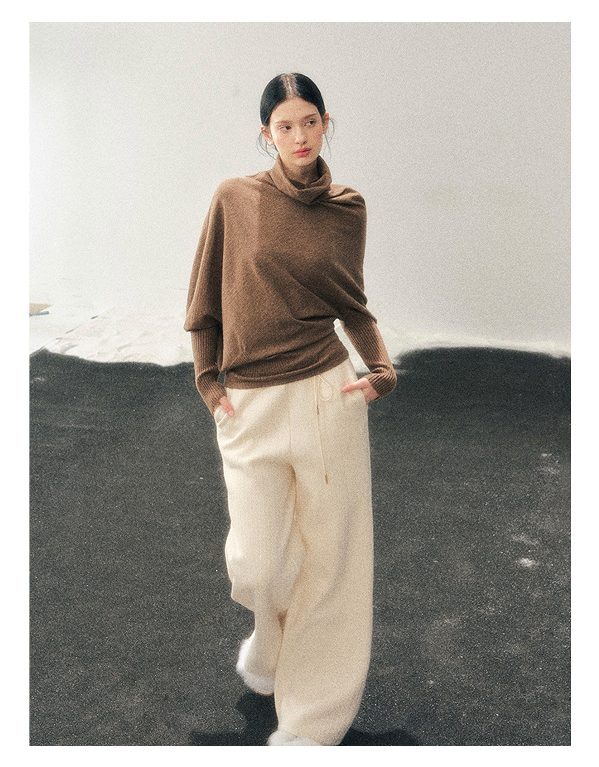 少也眼 "Ember at Dusk" High-Neck Cozy Knit Top – Milk Tea