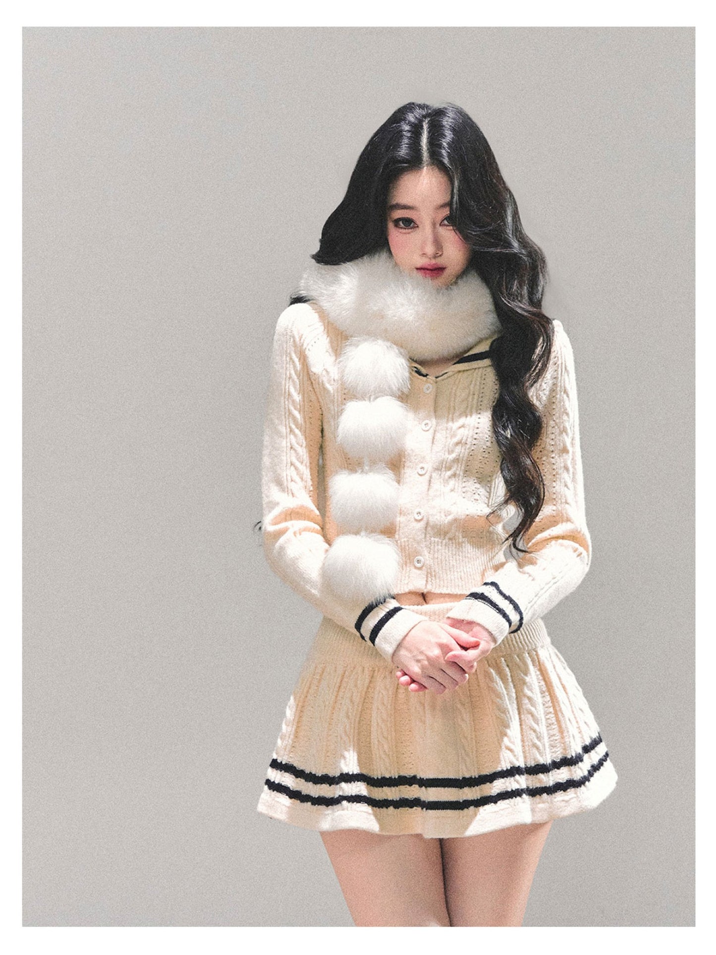 少也眼 “Passing by Her Side" Faux Fox Fur Scarf - White