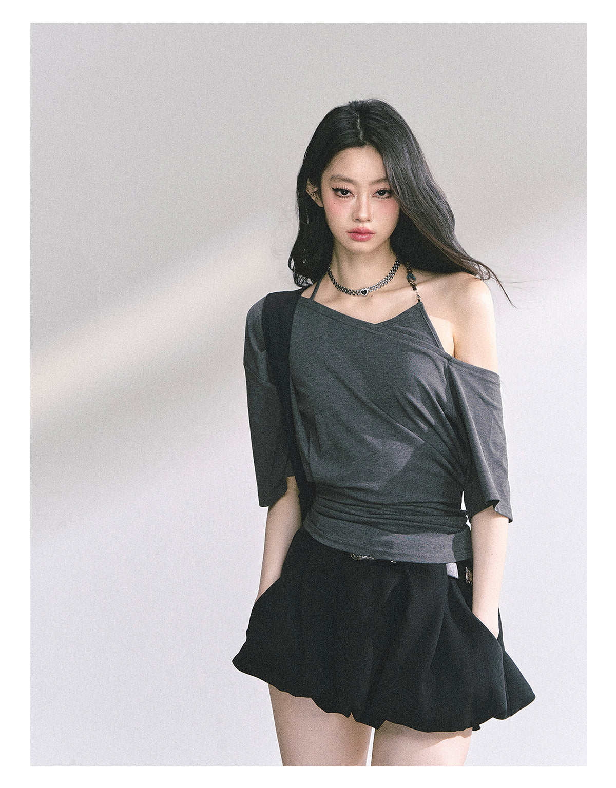 少也眼 “Smart Relax” Asymmetric Halter Short Tee - Gray
