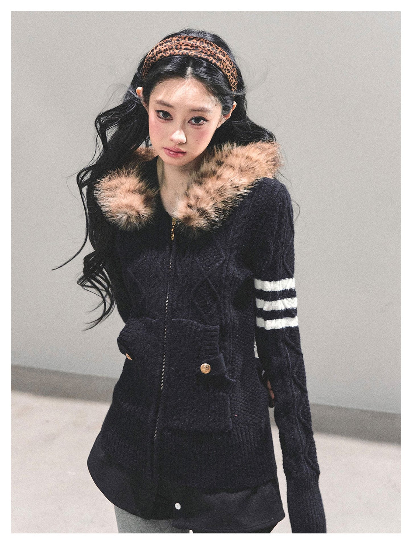 少也眼 "Only She Walks By" Black Hooded Knit Sweater