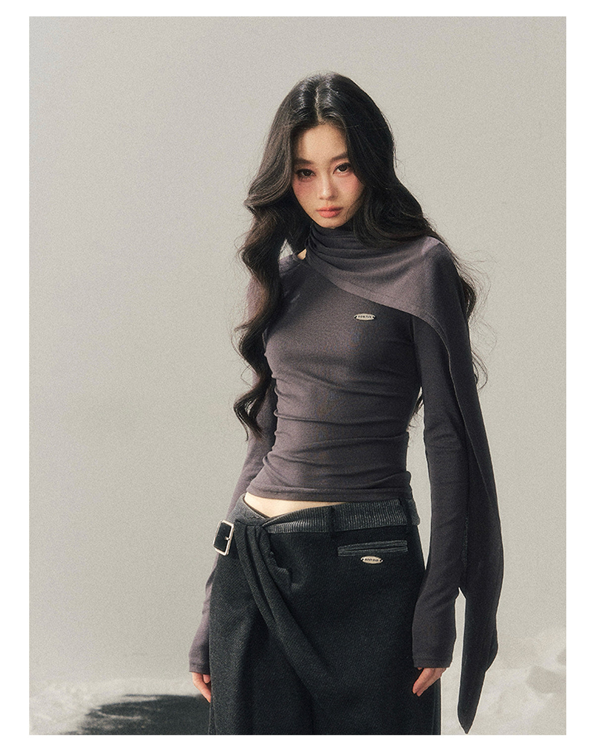 少也眼 "Essential Muse" Deep Slate Gray Cropped Long-Sleeve Knit Top