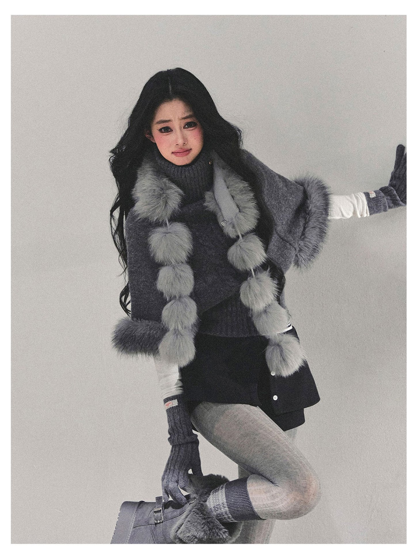 少也眼 “Passing by Her Side" Faux Fox Fur Scarf - Gray
