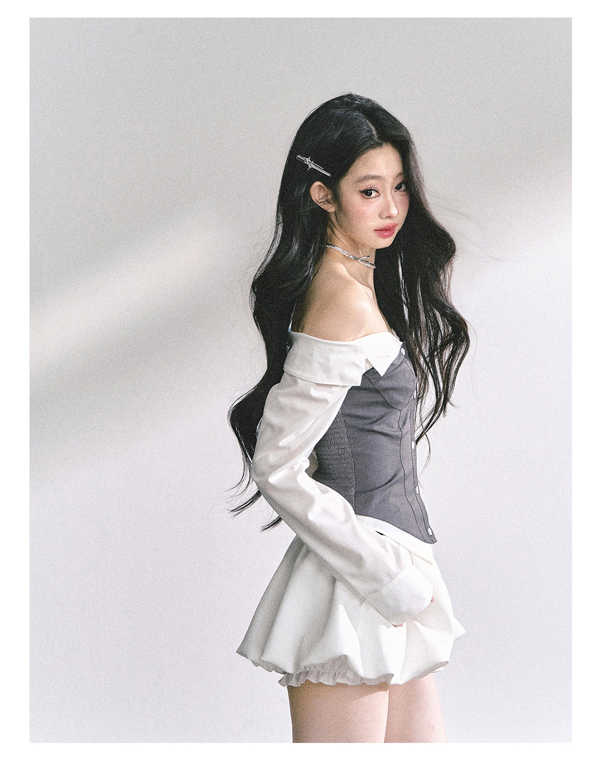 少也眼 "London Crush" Off-Shoulder Dual-Layer Long-Sleeve Spicy Girl Tee - Gray White