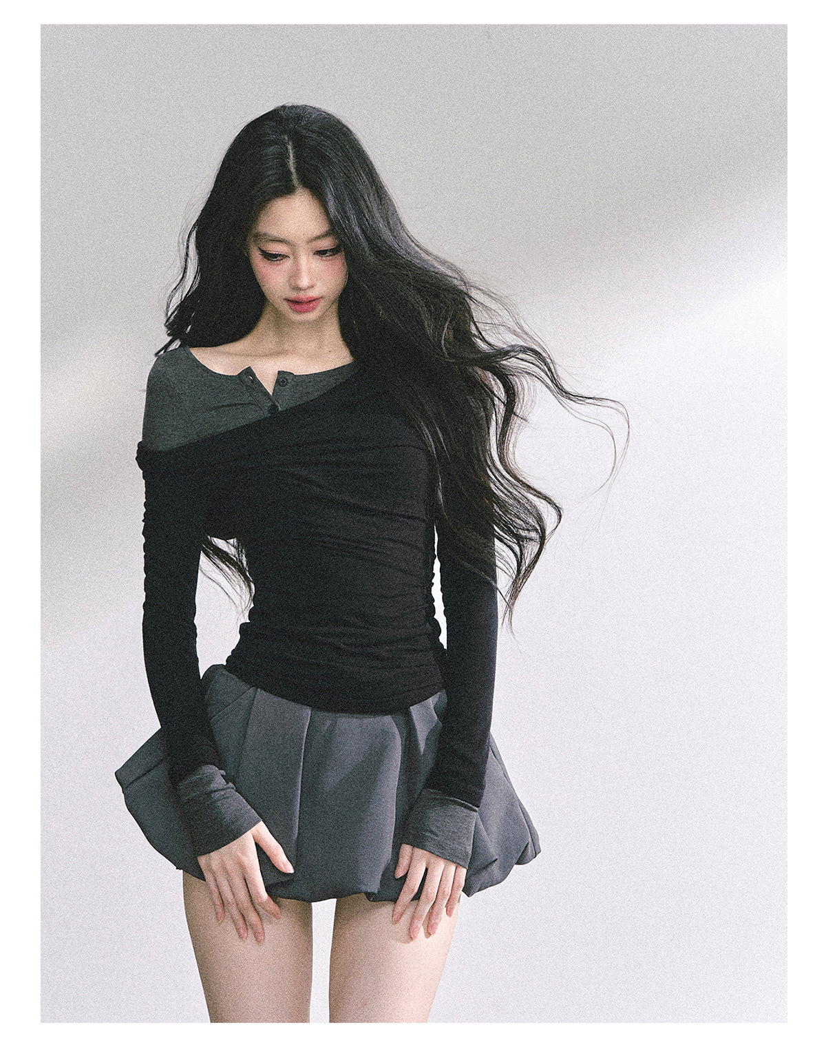 少也眼 "Seoul Toccata" Layered Off-Shoulder Long Sleeve Tee - Black-Gray 2536486