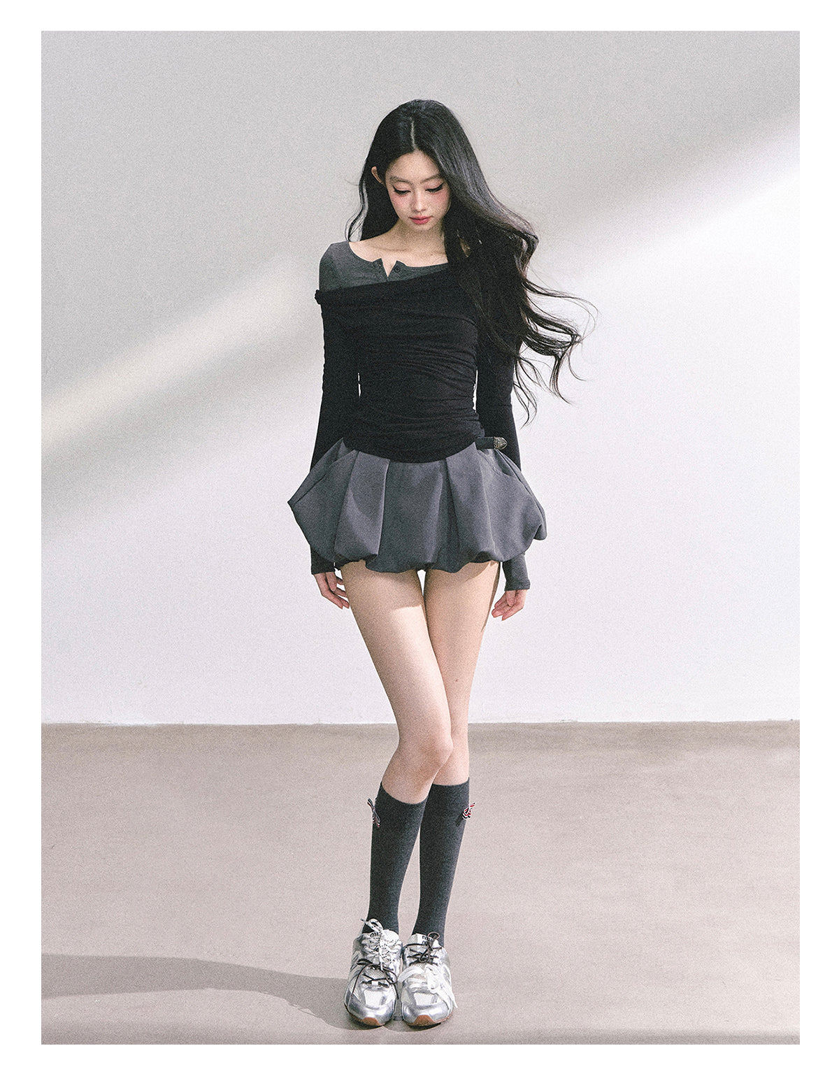 少也眼 "Seoul Toccata" Layered Off-Shoulder Long Sleeve Tee - Black-Gray 2536486