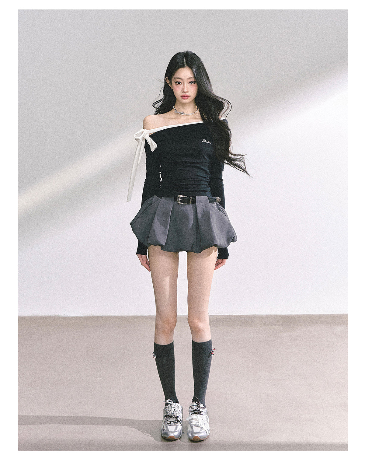 少也眼 "Sweet Temptation Spiral" Asymmetric Off-Shoulder Long-Sleeve Crop Tee - Black
