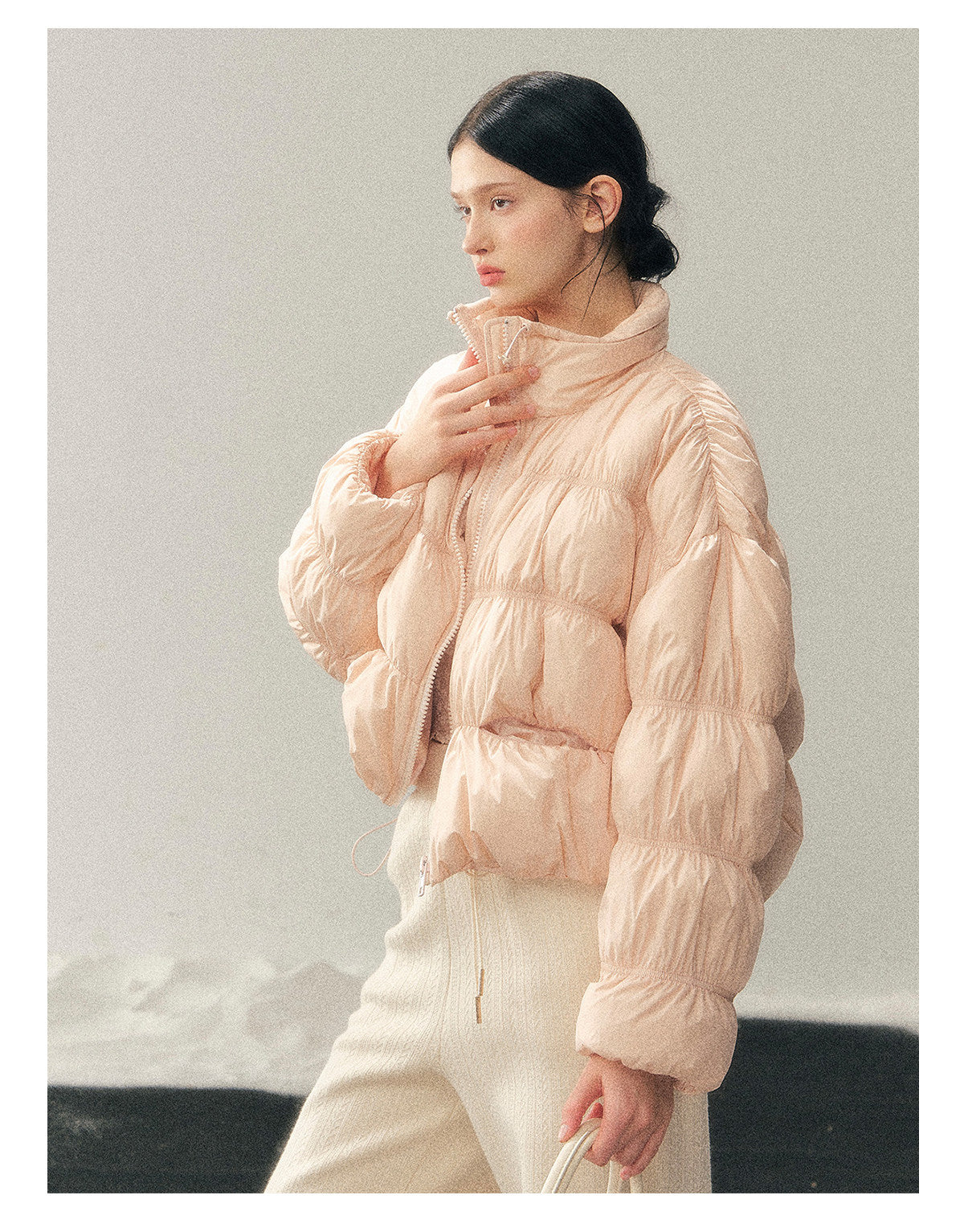 少也眼 “She Gazes at the Snow” White Duck Down Cropped Jacket - Lotus Root Pink