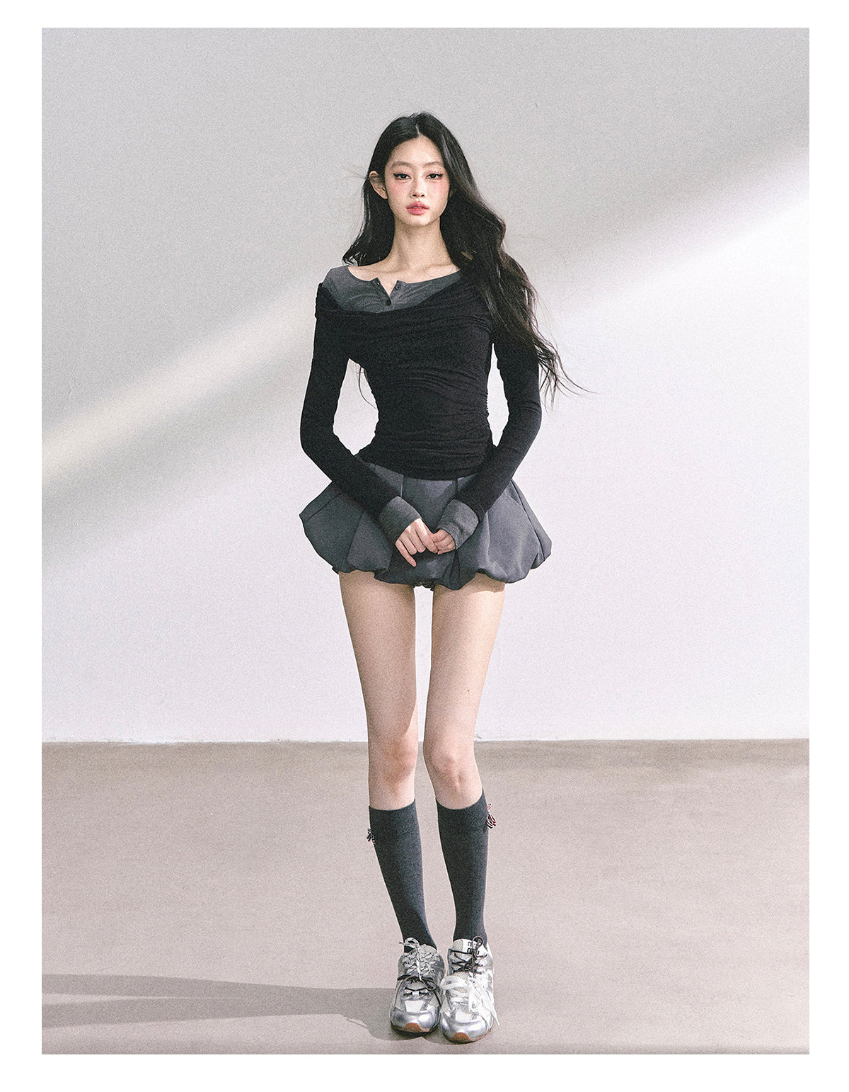 少也眼 "Seoul Toccata" Layered Off-Shoulder Long Sleeve Tee - Black-Gray 2536486