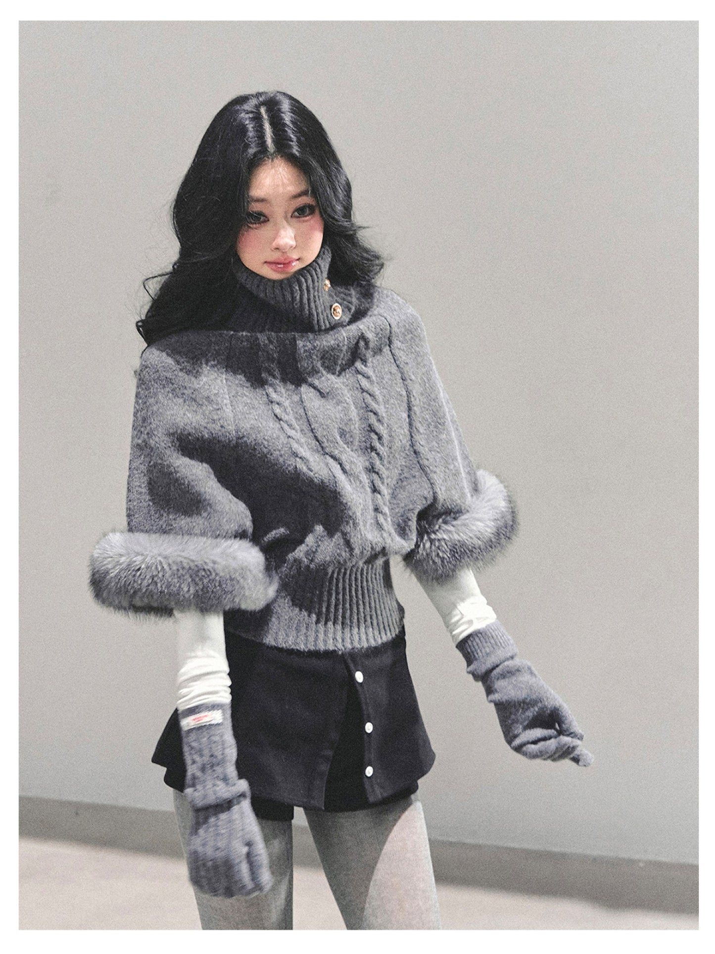 少也眼 “Only She Remains Awake" Gray Mohair High-Neck Knit Sweater (with detachable faux fur)