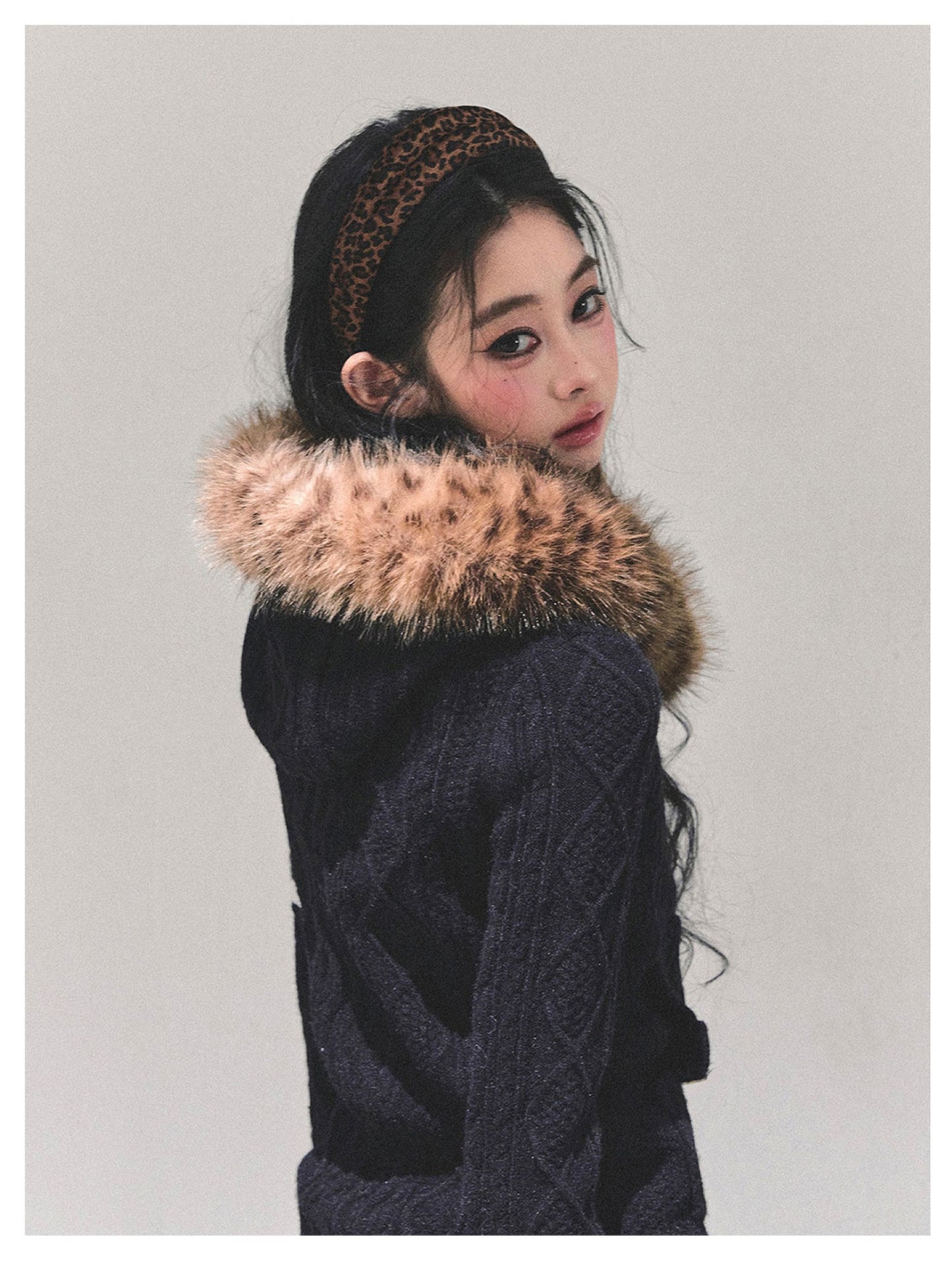 少也眼 "Only She Walks By" Black Hooded Knit Sweater