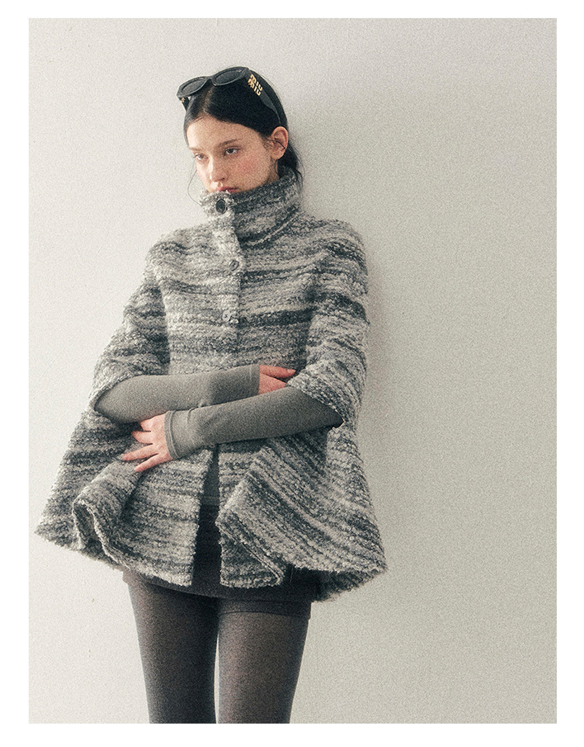 少也眼 "Soft-Focus Warmth" Tweed Cape Coat - Silver Grey