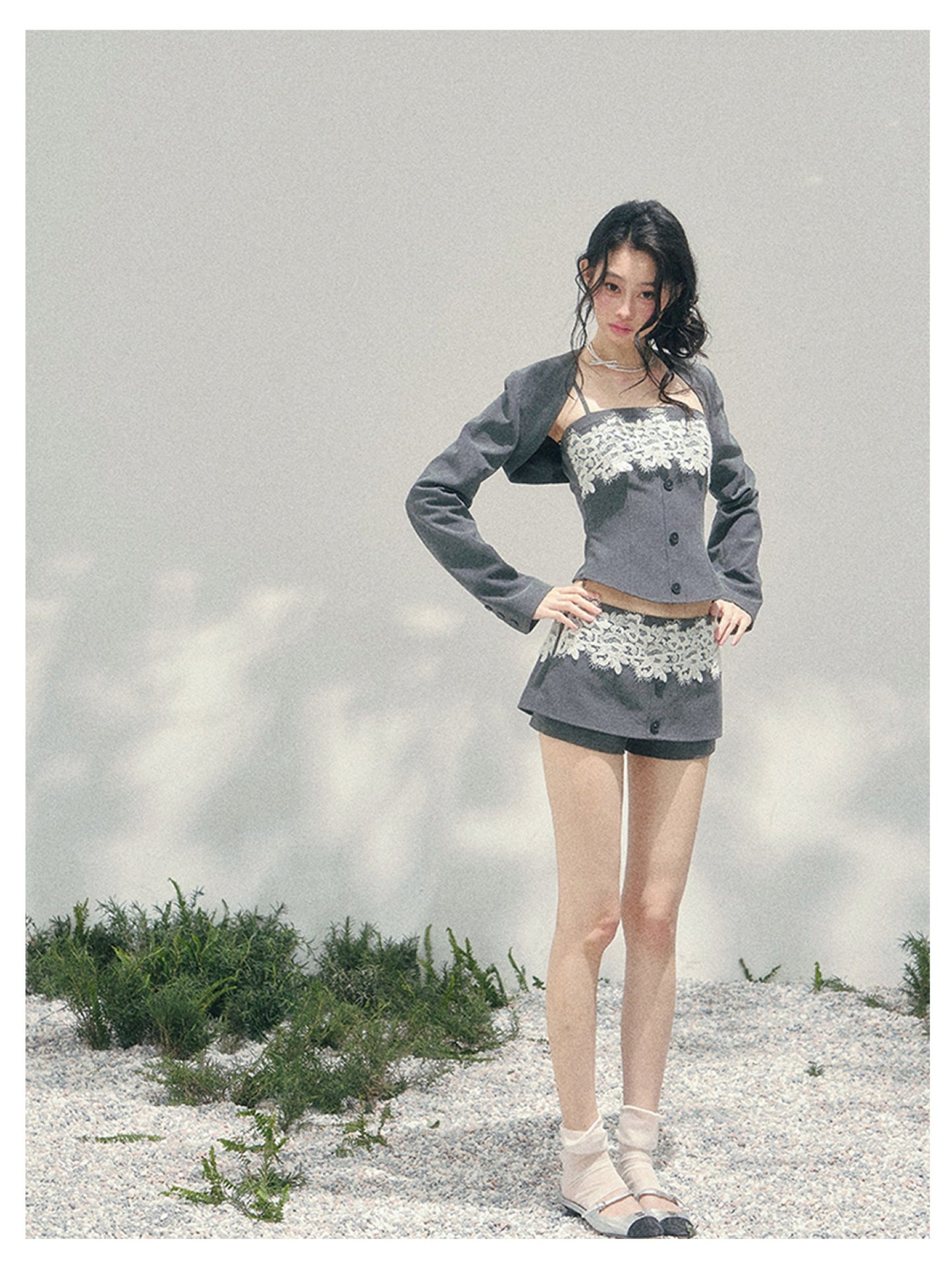 少也眼 “Lace Undercurrent” Gray Three-Piece Lace Set 62626