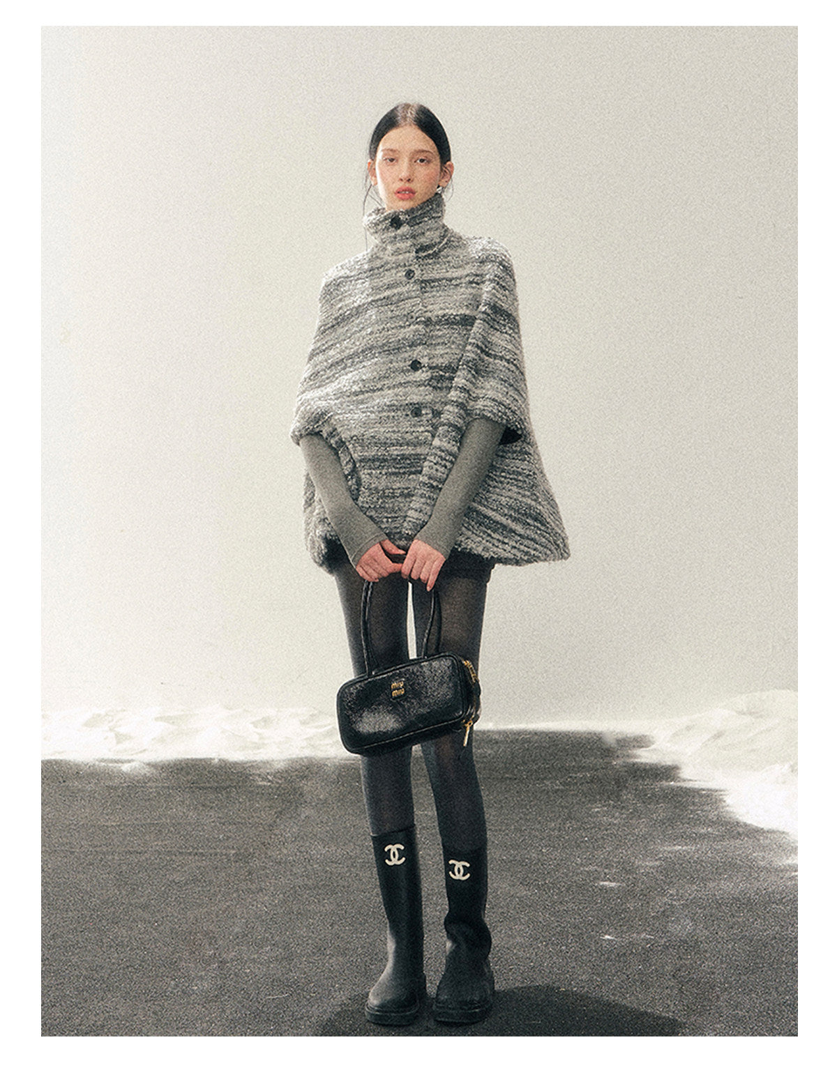 少也眼 "Soft-Focus Warmth" Tweed Cape Coat - Silver Grey