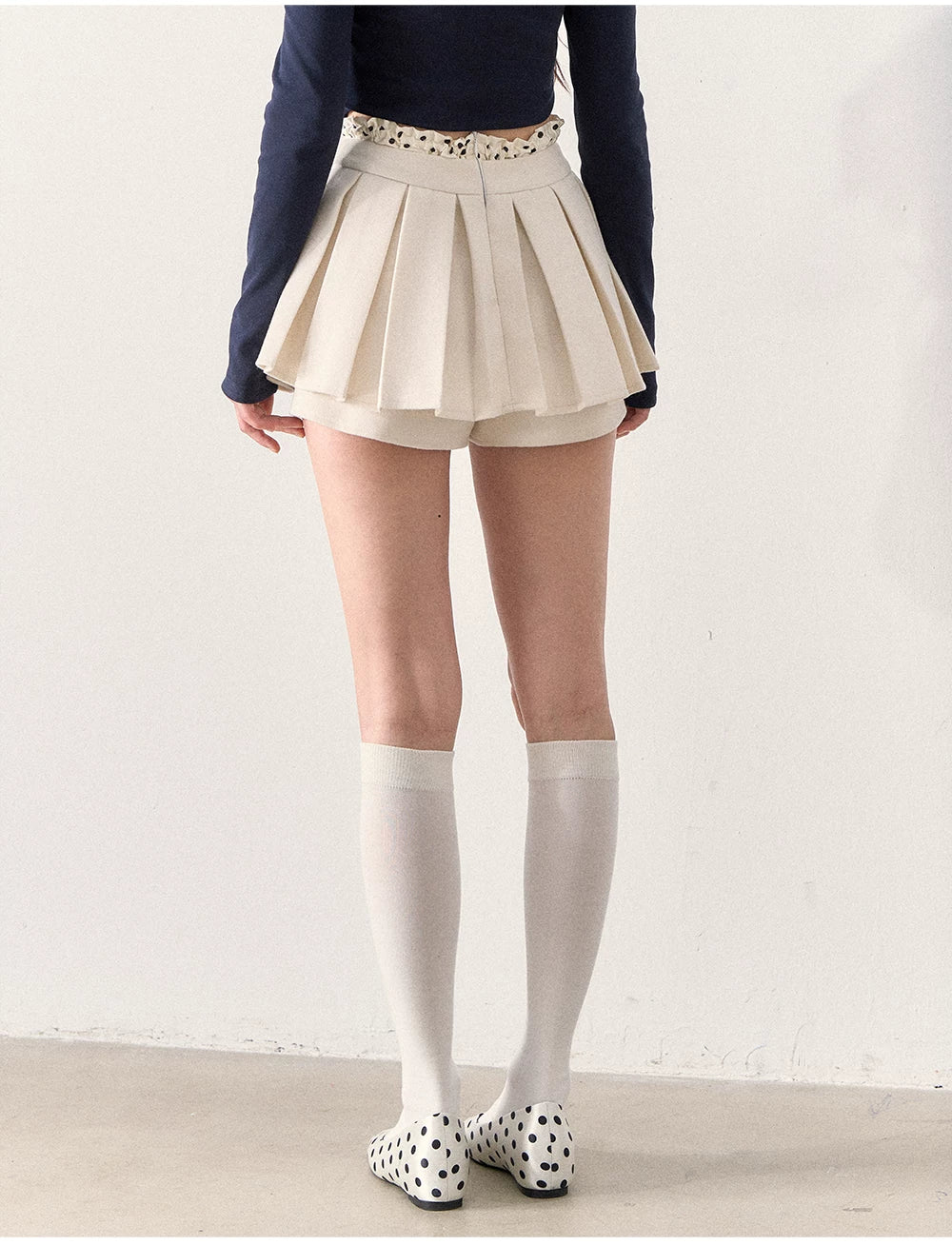[TMMG] “Leg-Lengthening Essential” — Sweet Cream Pleated Mini Skirt