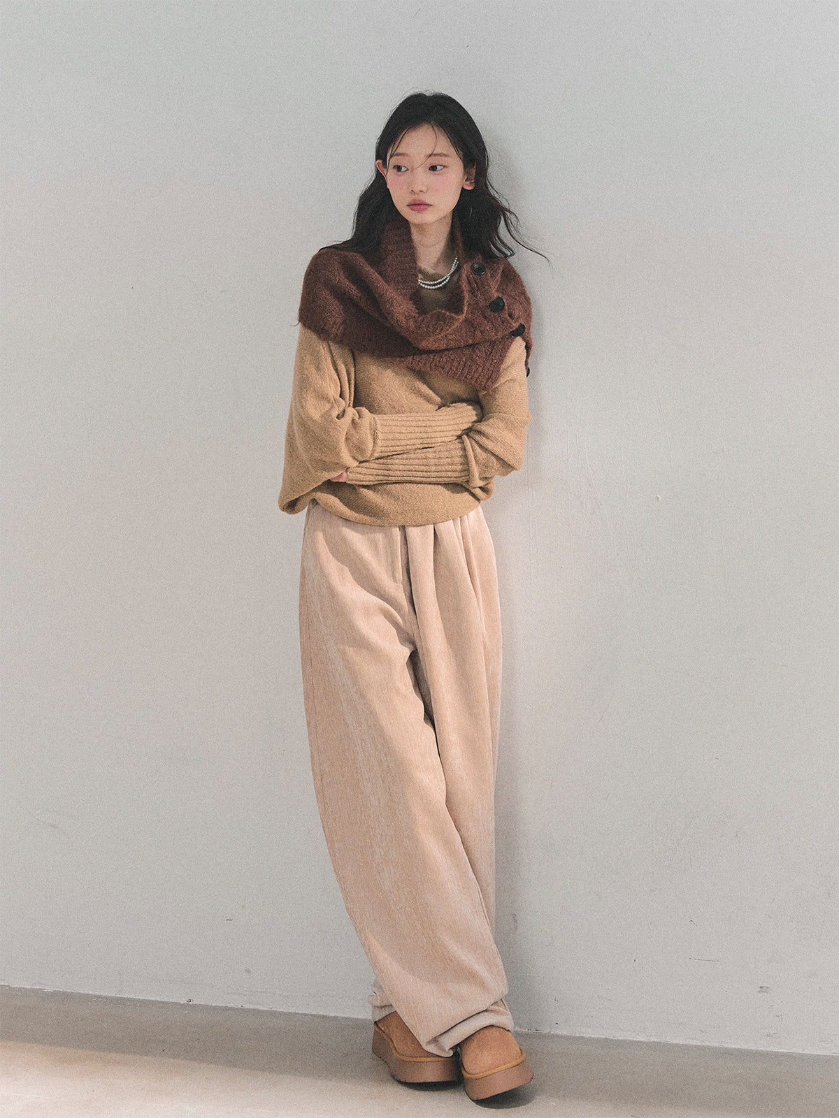 少也眼 “Embers of Sunset” Mini Faux-Knit Shoulder Wrap – Gray & Cocoa