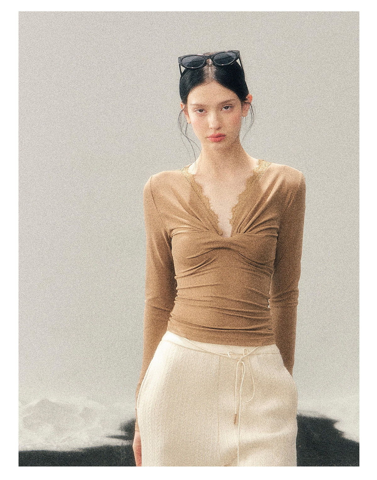 少也眼 “Vintage White Moonlight” Lace V-Neck Long Sleeve Slim Fit Top - Coffee Brown