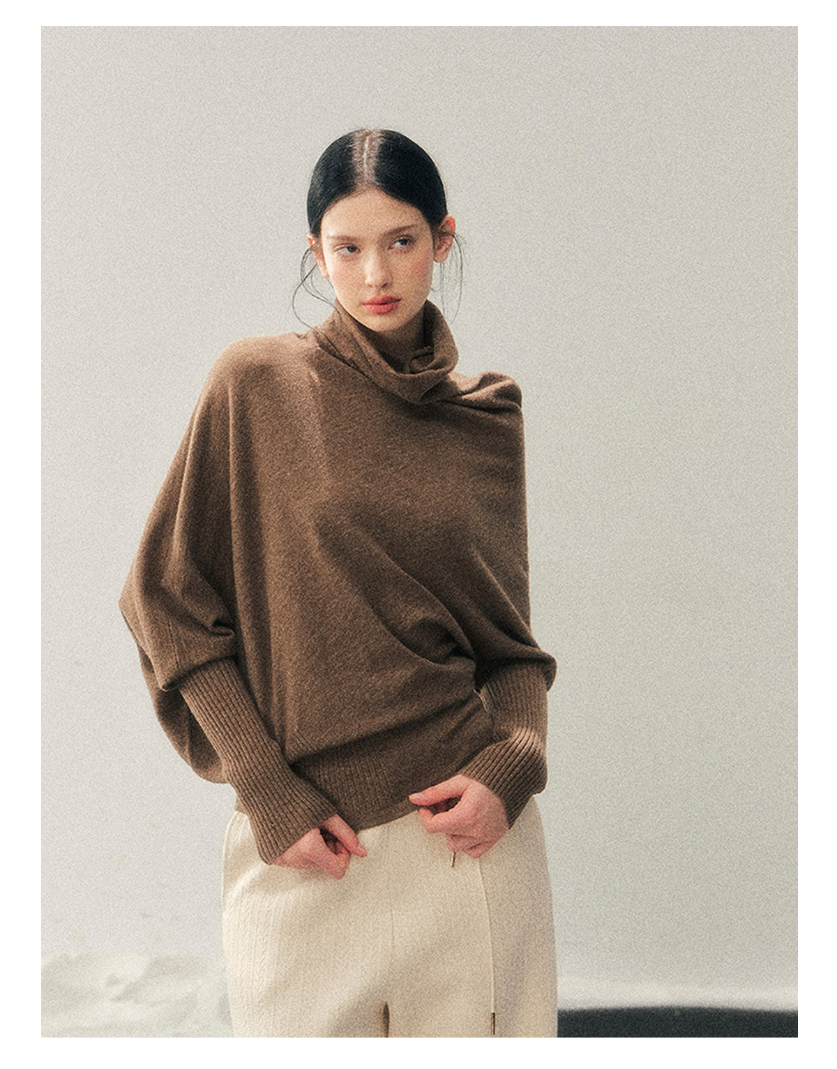 少也眼 "Ember at Dusk" High-Neck Cozy Knit Top – Milk Tea