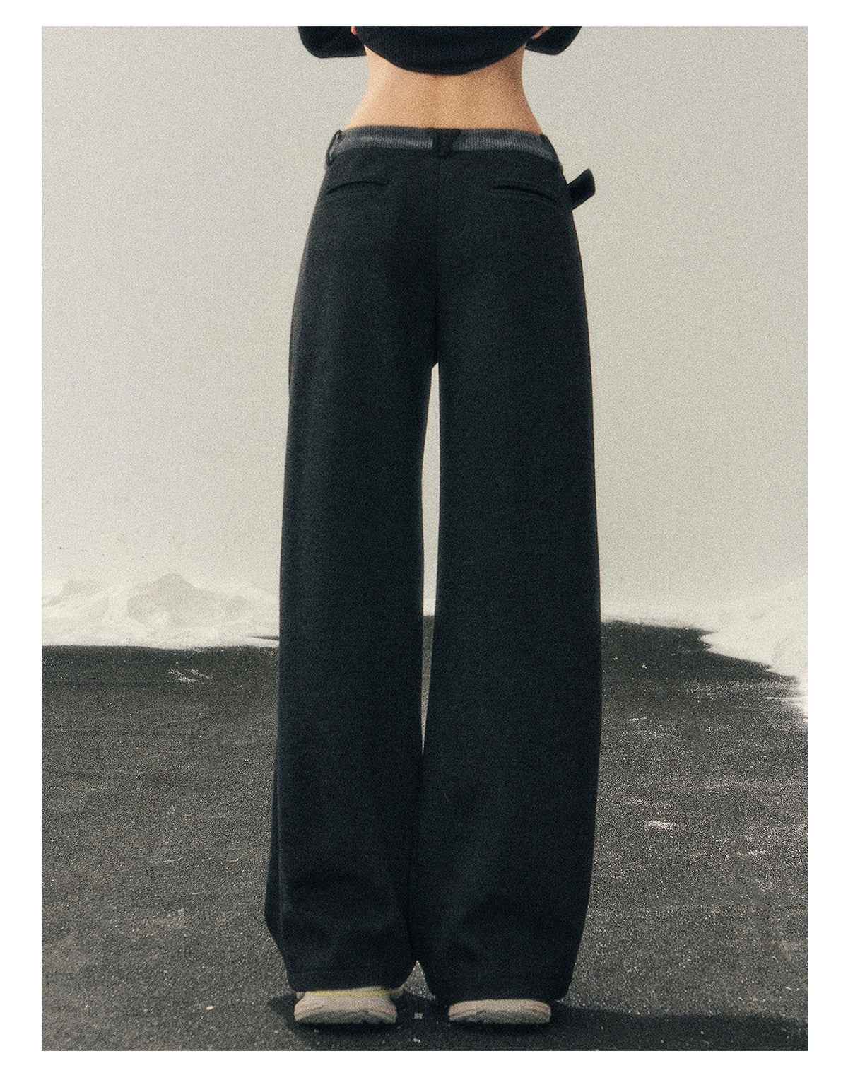 少也眼 “She Passes Through Winter” Fleece-Lined Wide-Leg Trousers with Belt Detail - Deep Rock Gray