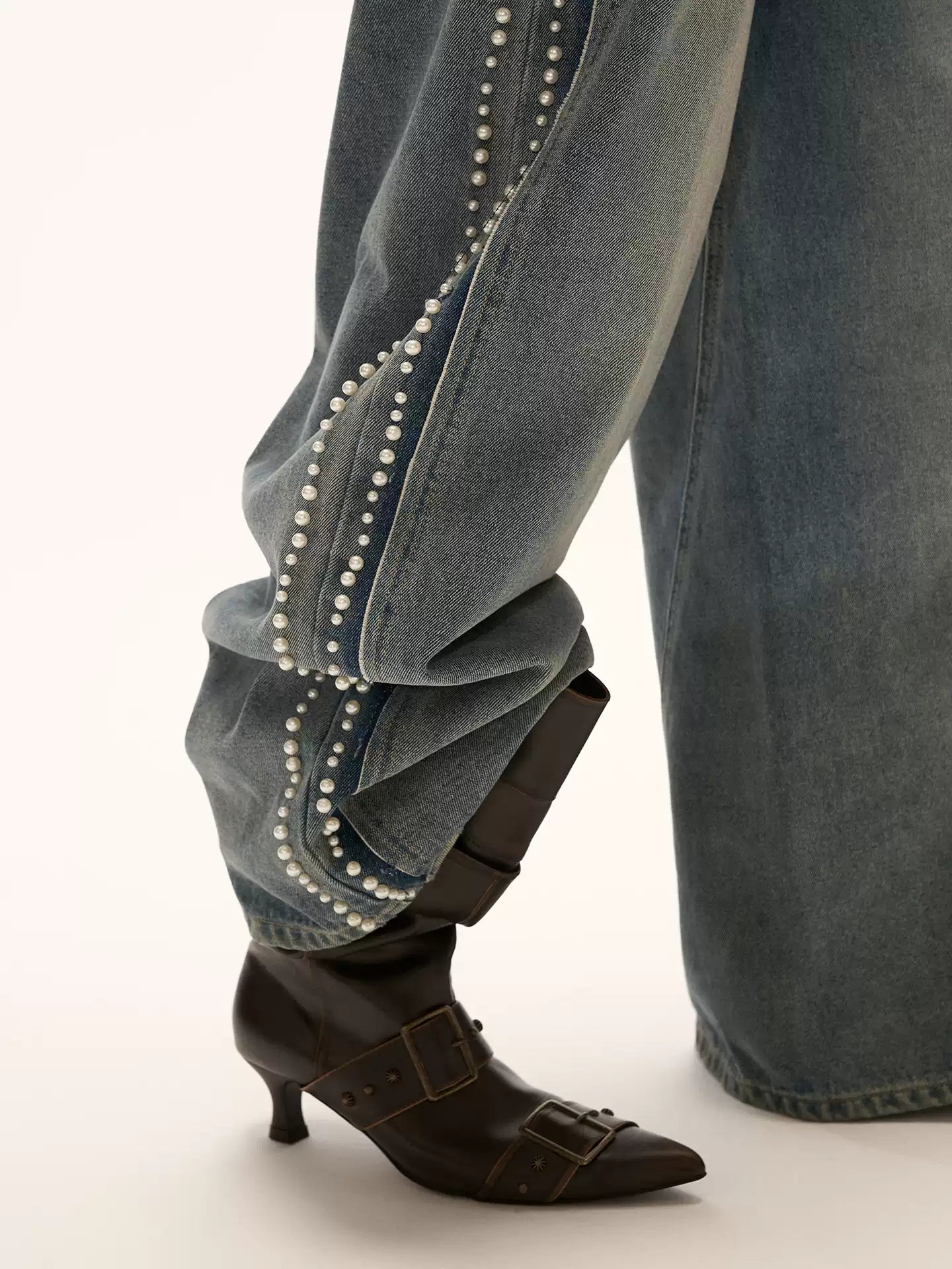 "Vintage Luxe Mood" Studded Distressed Straight-Leg Jeans WE1001