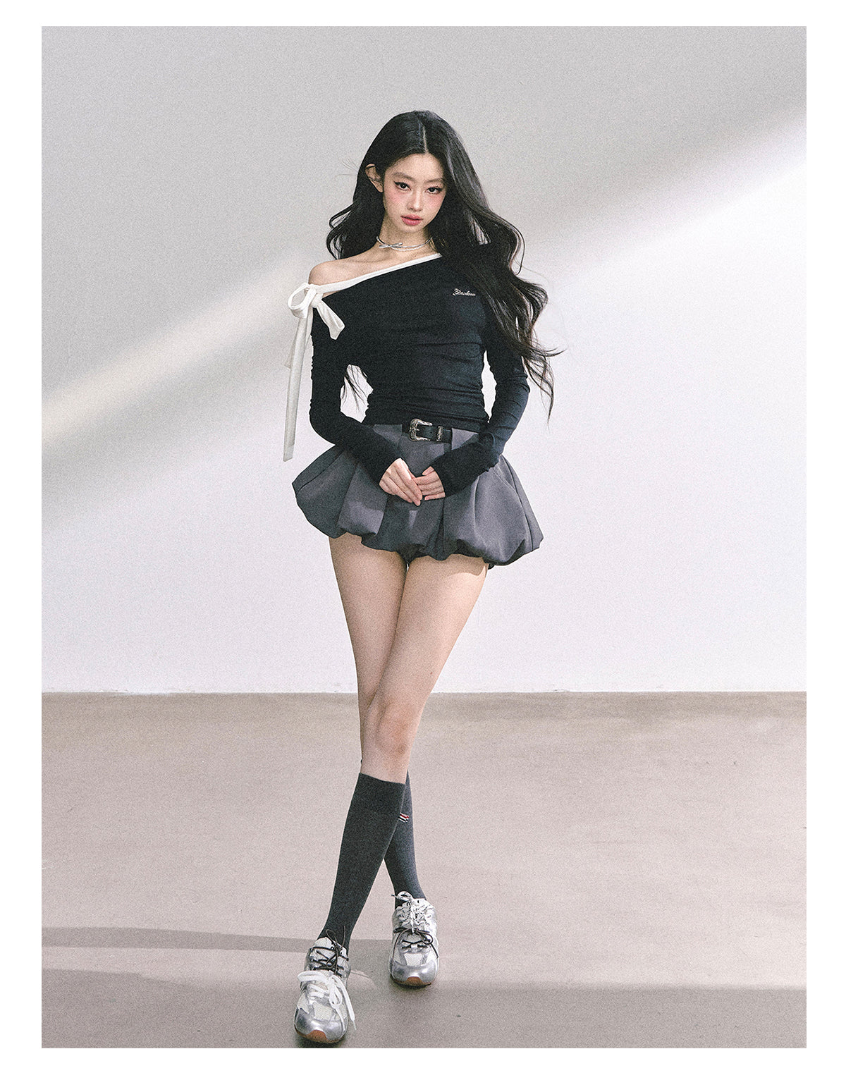 少也眼 "Sweet Temptation Spiral" Asymmetric Off-Shoulder Long-Sleeve Crop Tee - Black