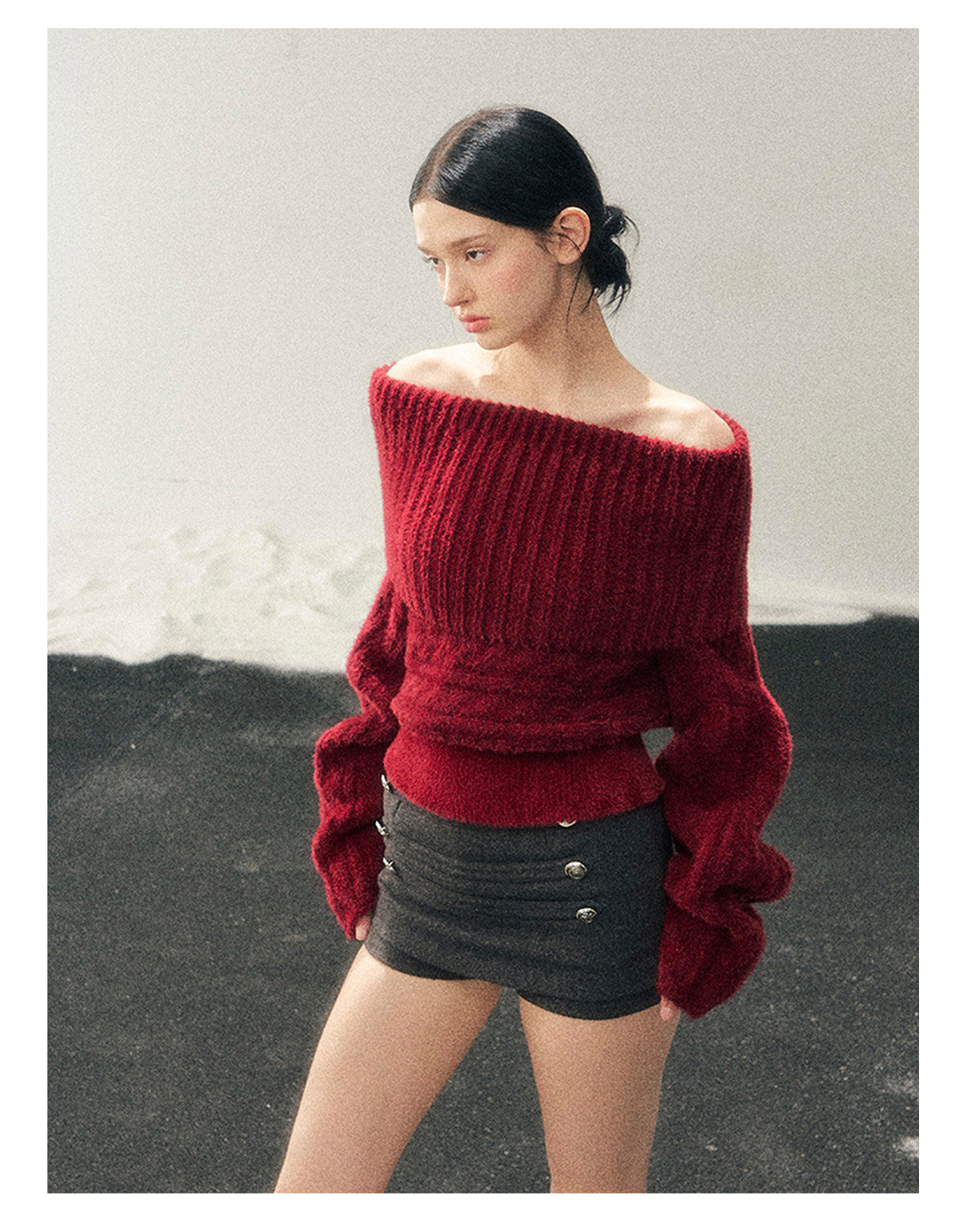 少也眼 "Crimson Glow on the Shoulders" Off-Shoulder Cable Knit Cropped Sweater