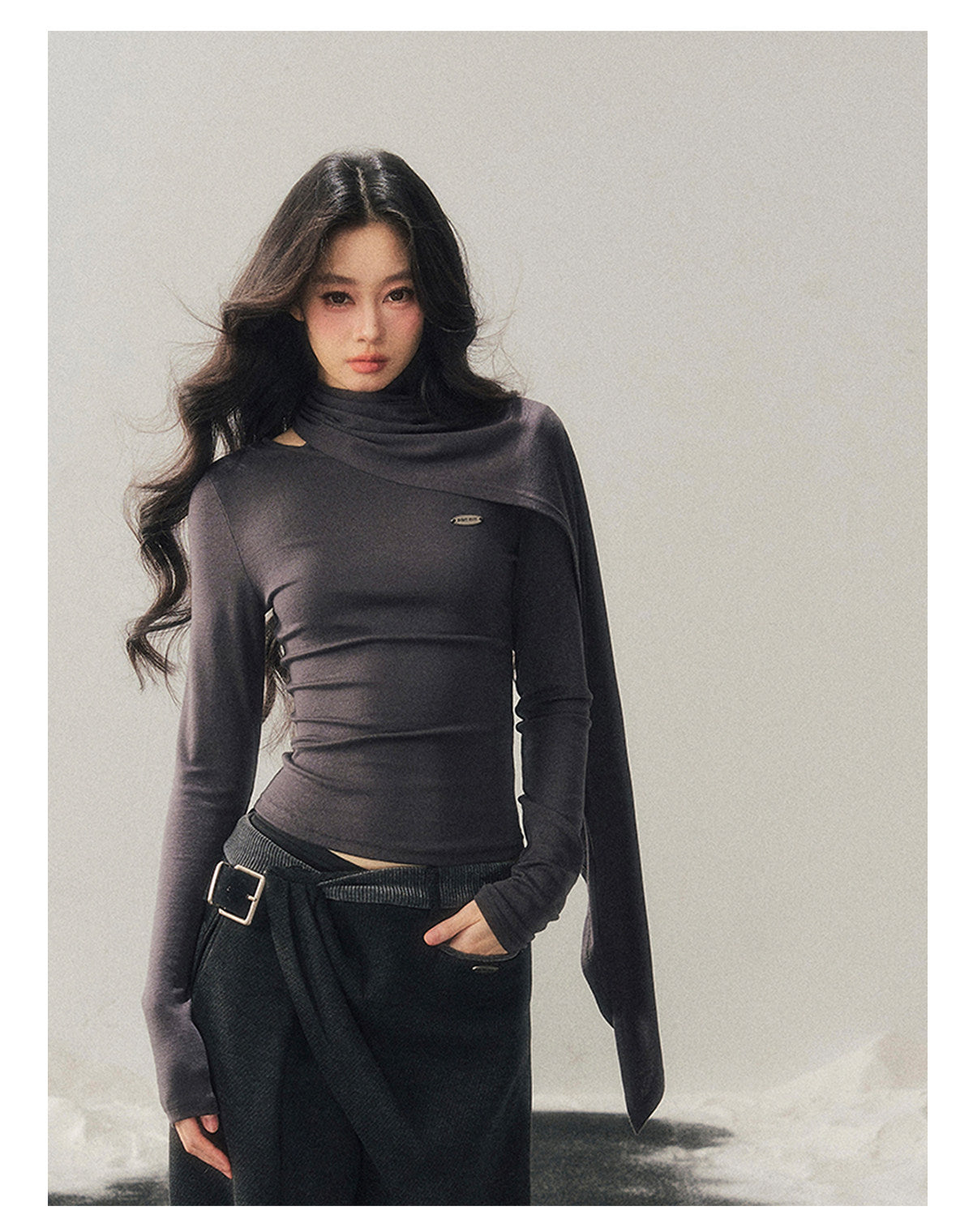 少也眼 "Essential Muse" Deep Slate Gray Cropped Long-Sleeve Knit Top