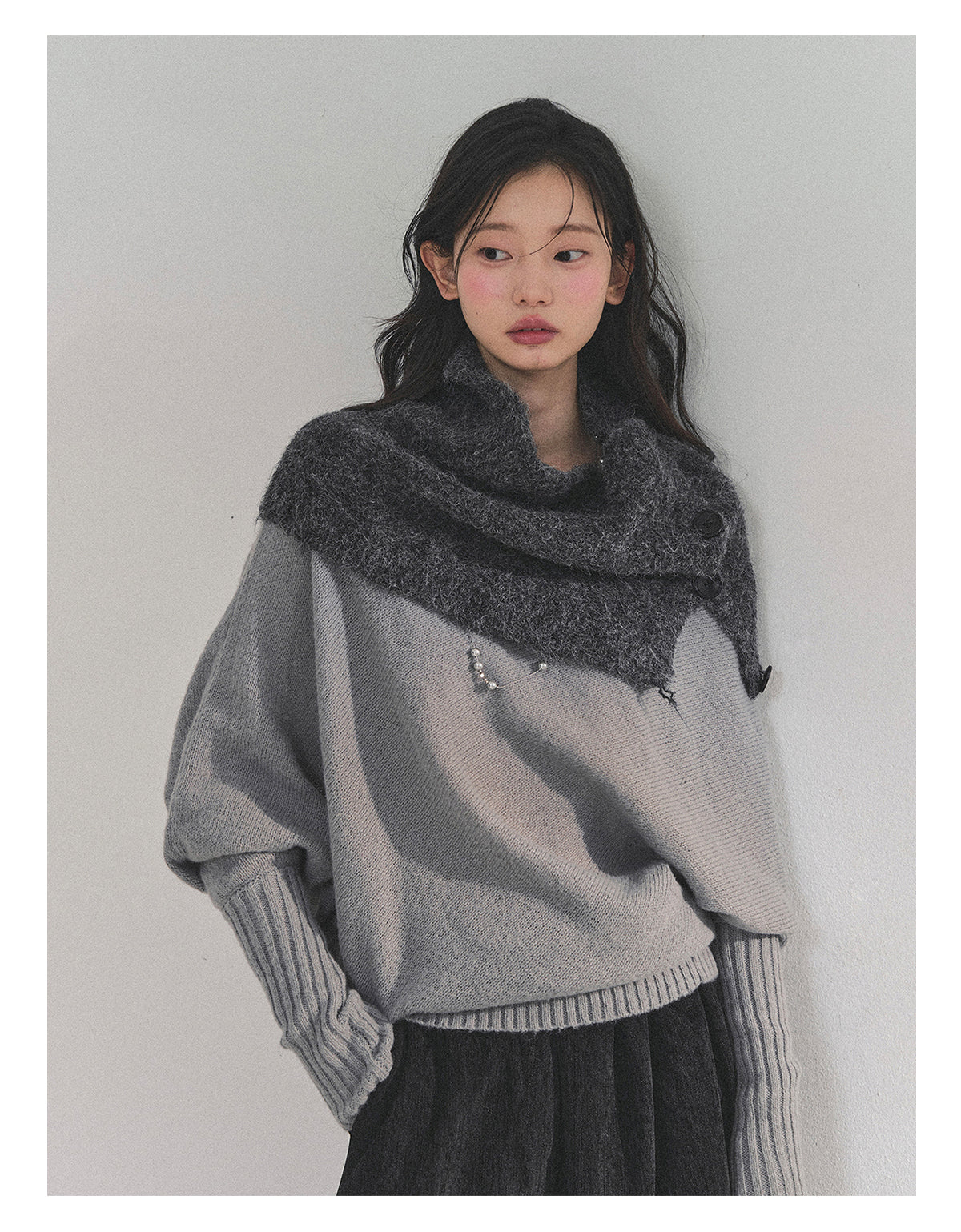 少也眼 “Embers of Sunset” Mini Faux-Knit Shoulder Wrap – Gray & Cocoa