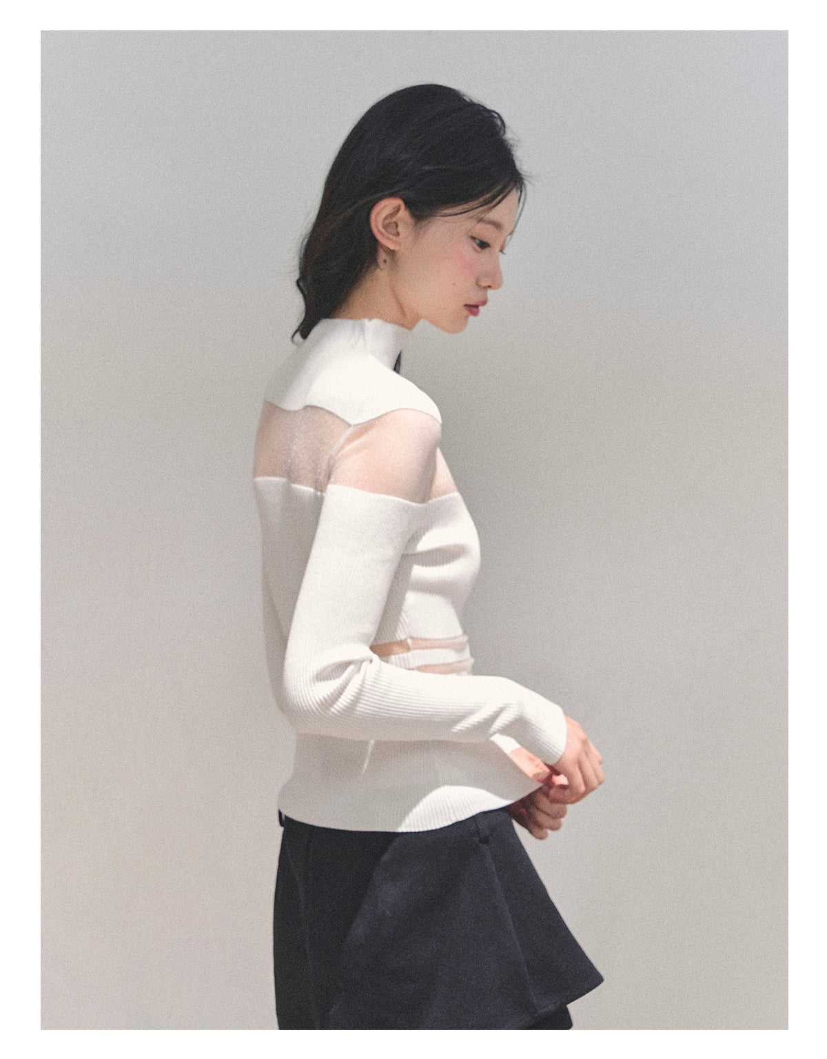 少也眼 “Whisper of Nightfall” Sheer-Panel Mock-Neck Knit Tee - White 11.18-4