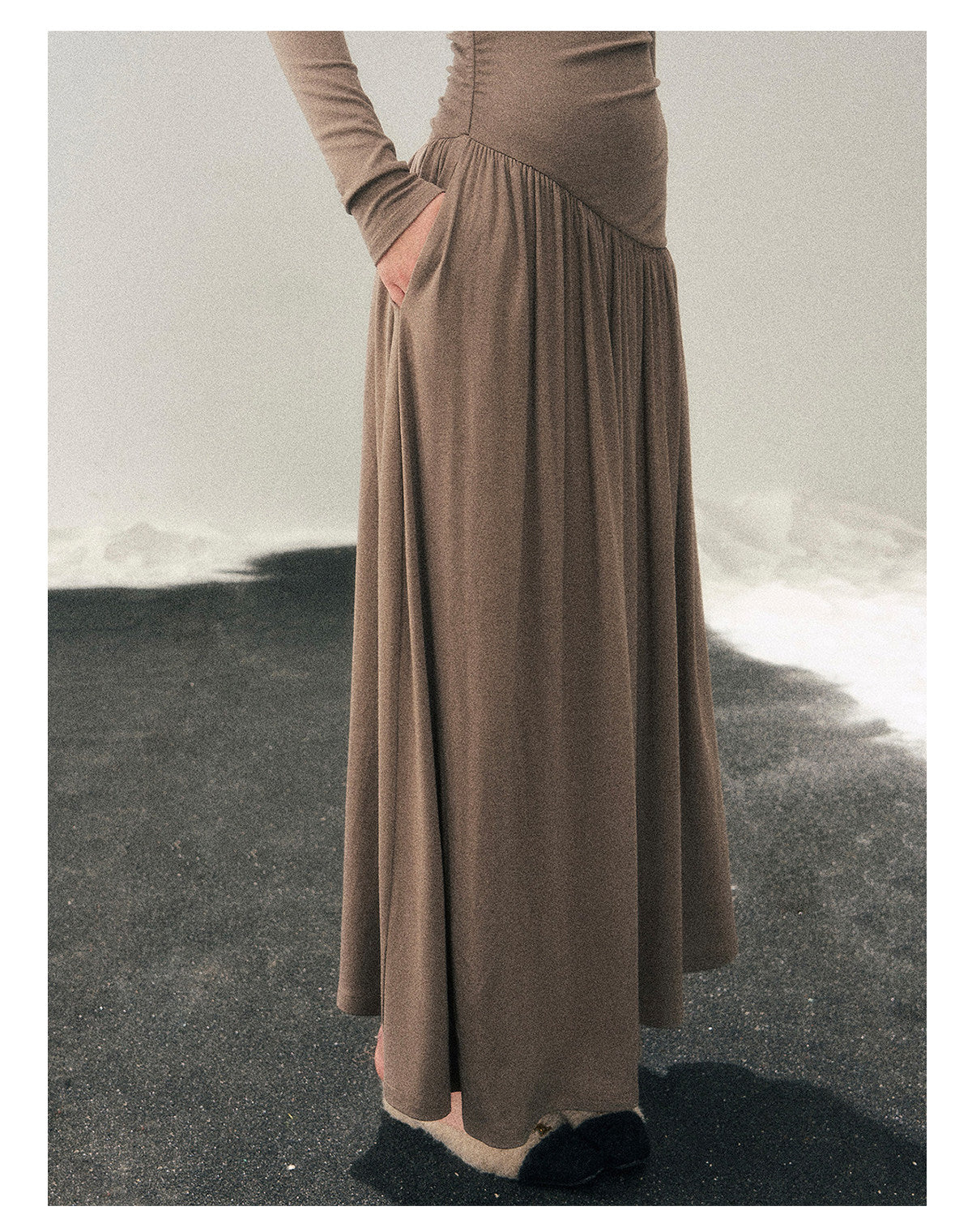 少也眼 "Pure Heart Reflected in Snow" French Cool Off-Shoulder Knit Maxi Dress