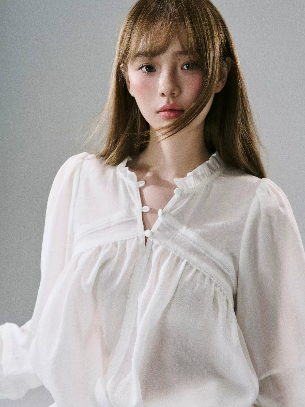LOST FOREST - Acetate Flower Belt Detail Relaxed Top (White / Blue)