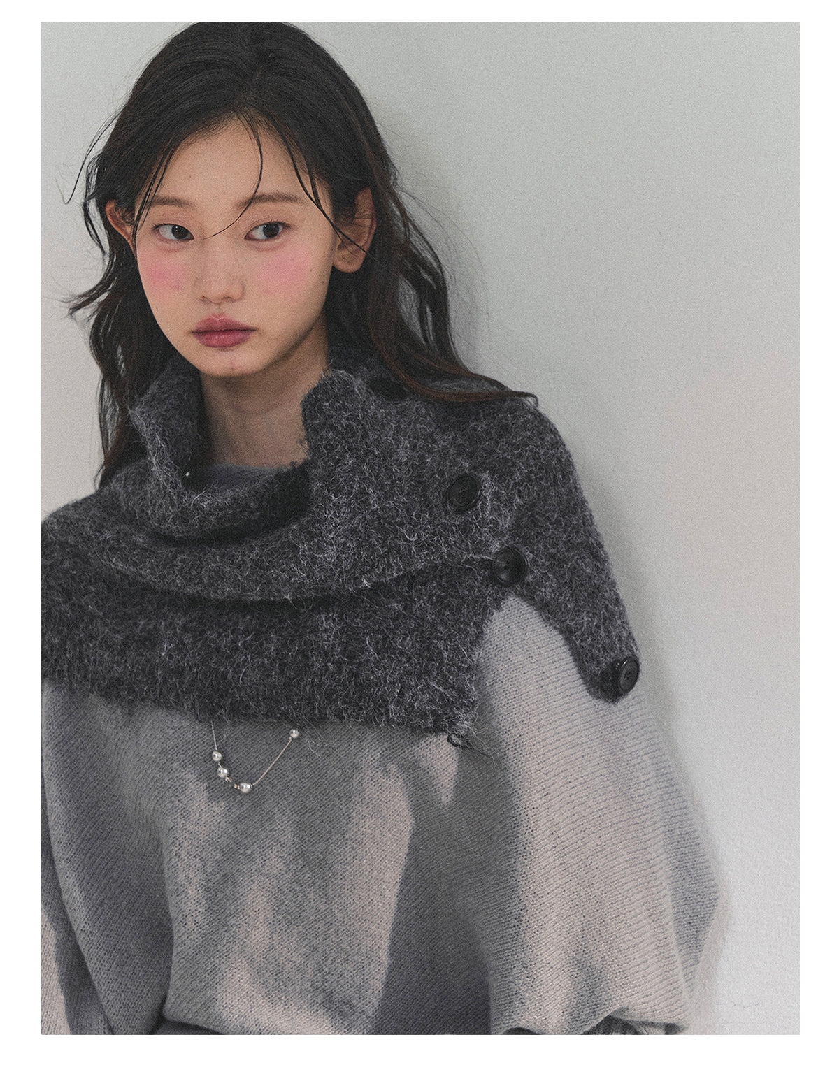 少也眼 “Embers of Sunset” Mini Faux-Knit Shoulder Wrap – Gray & Cocoa