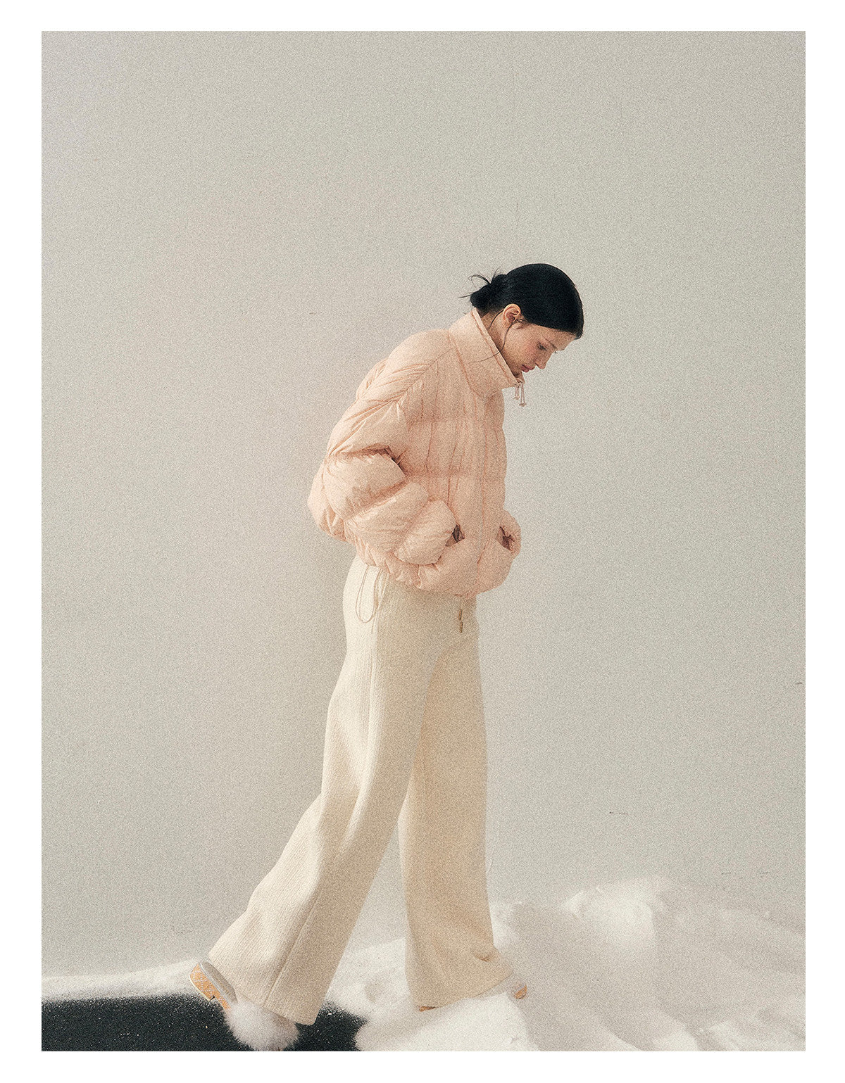 少也眼 “She Gazes at the Snow” White Duck Down Cropped Jacket - Lotus Root Pink