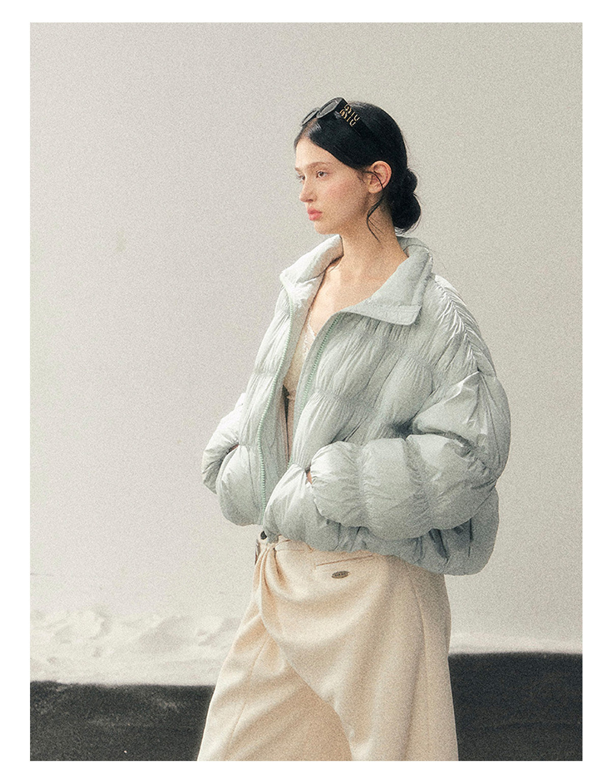 少也眼 “She Gazes at the Snow” White Duck Down Cropped Jacket - Haze Blue