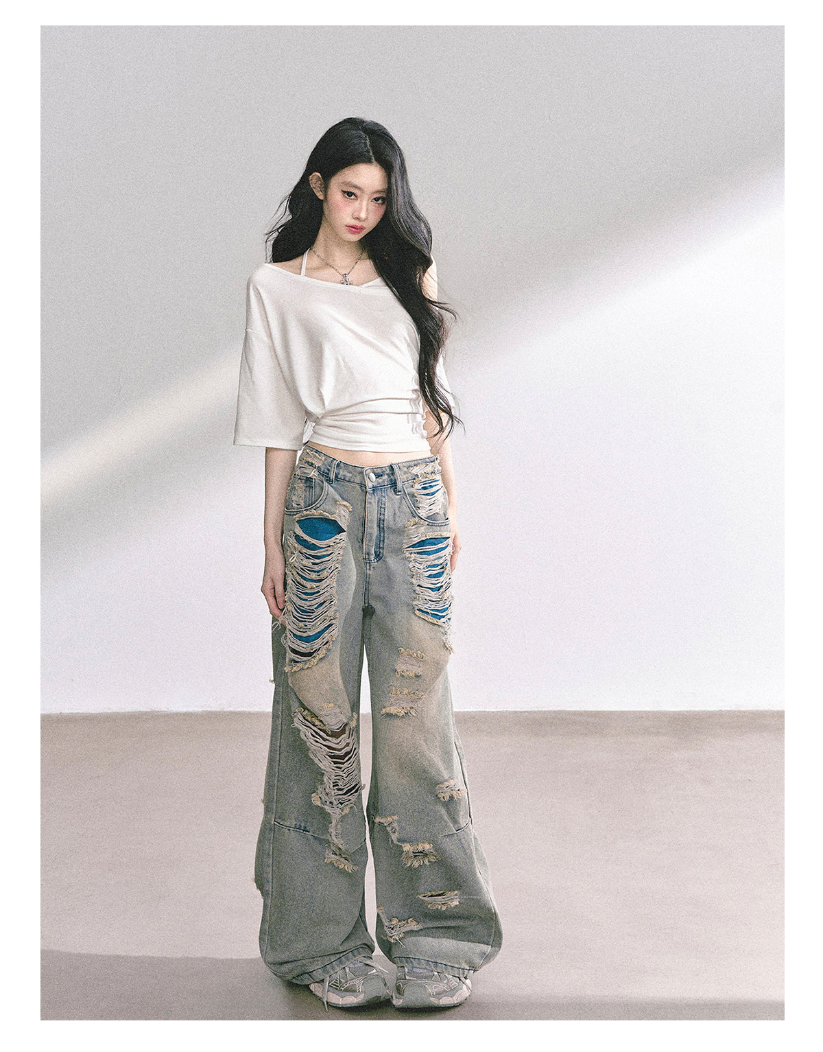 少也眼 “Smart Relax” Asymmetric Halter Short Tee - White