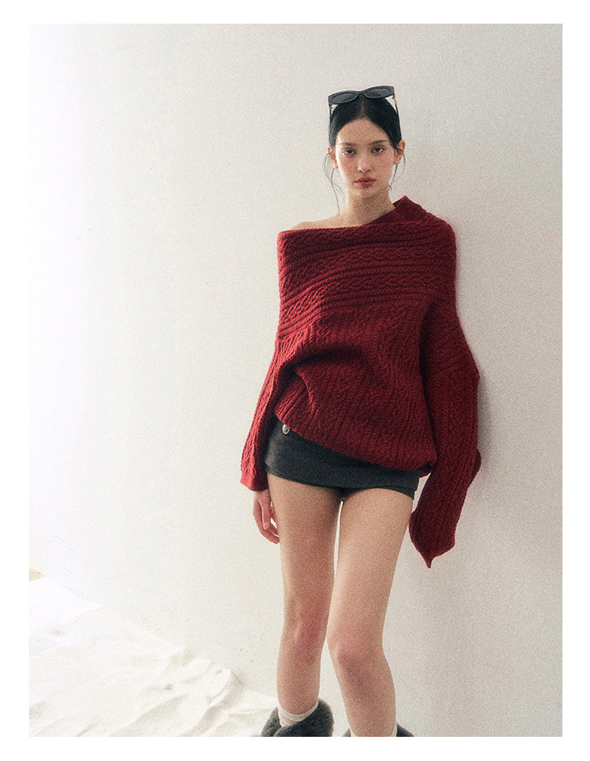 少也眼 “Norwegian Exchange” Off-Shoulder Cable Knit Winter Sweater – Cabernet Red