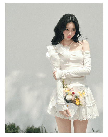少也眼 "Morning Mist Shoulder" Bow Off-Shoulder T-Shirt in Cloud White 52742574