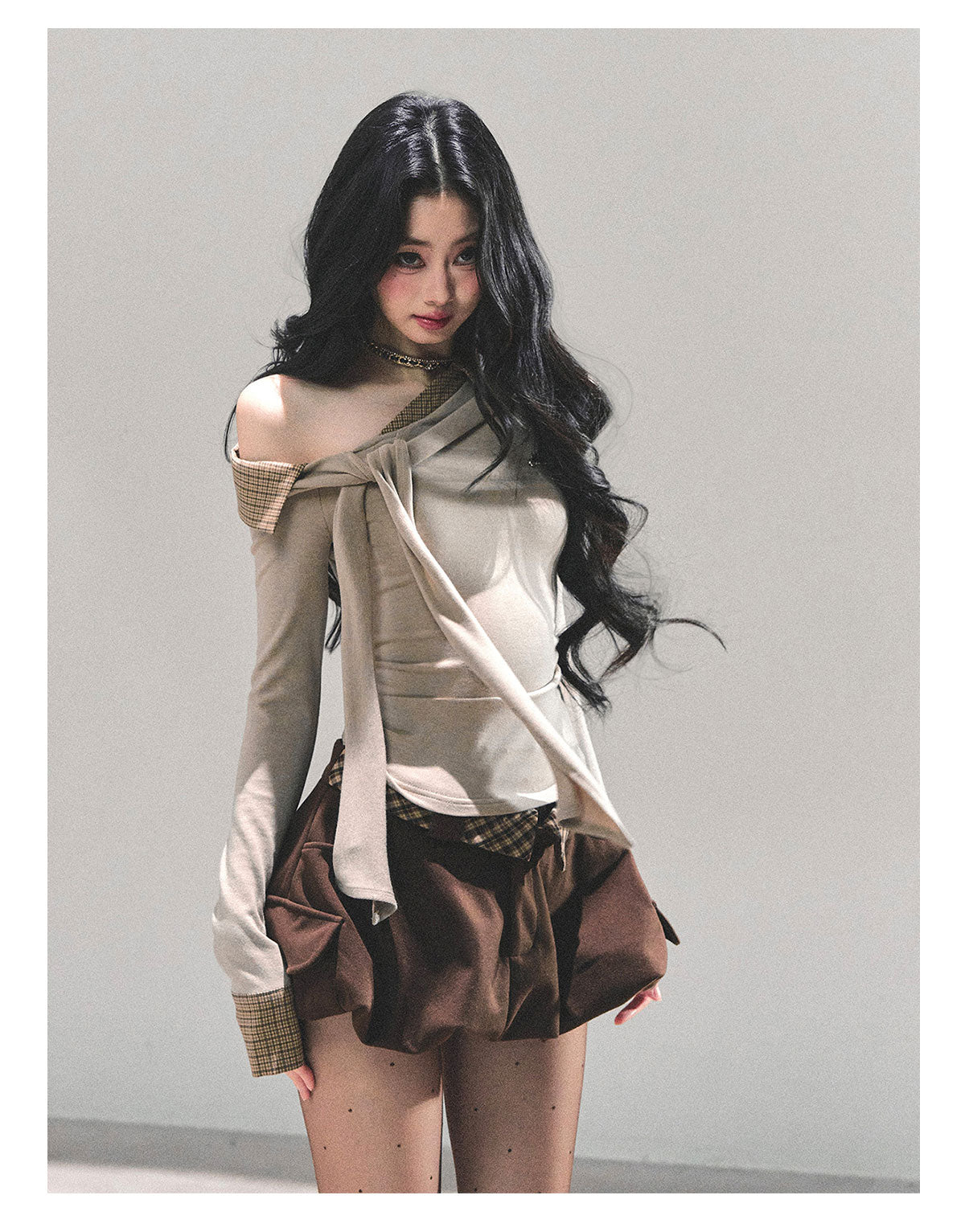 少也眼 “The Quiet Passing” Asymmetric Knit Off-Shoulder Top - Oatmeal 65624