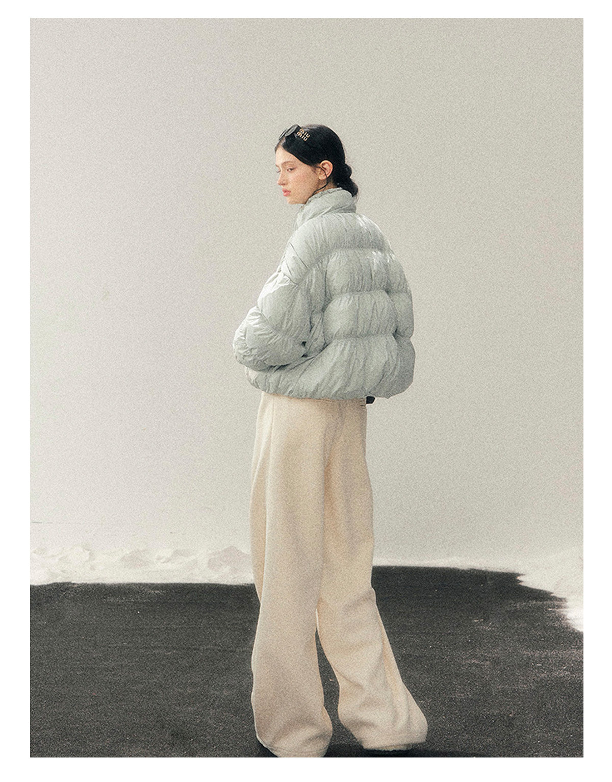 少也眼 “She Gazes at the Snow” White Duck Down Cropped Jacket - Haze Blue