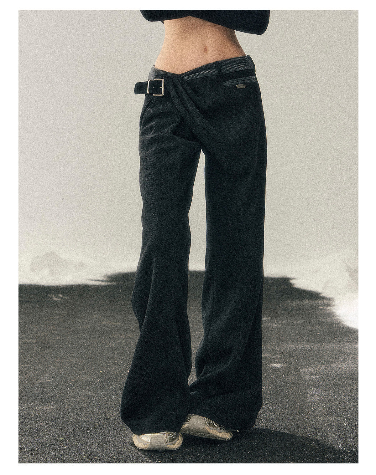 少也眼 “She Passes Through Winter” Fleece-Lined Wide-Leg Trousers with Belt Detail - Deep Rock Gray