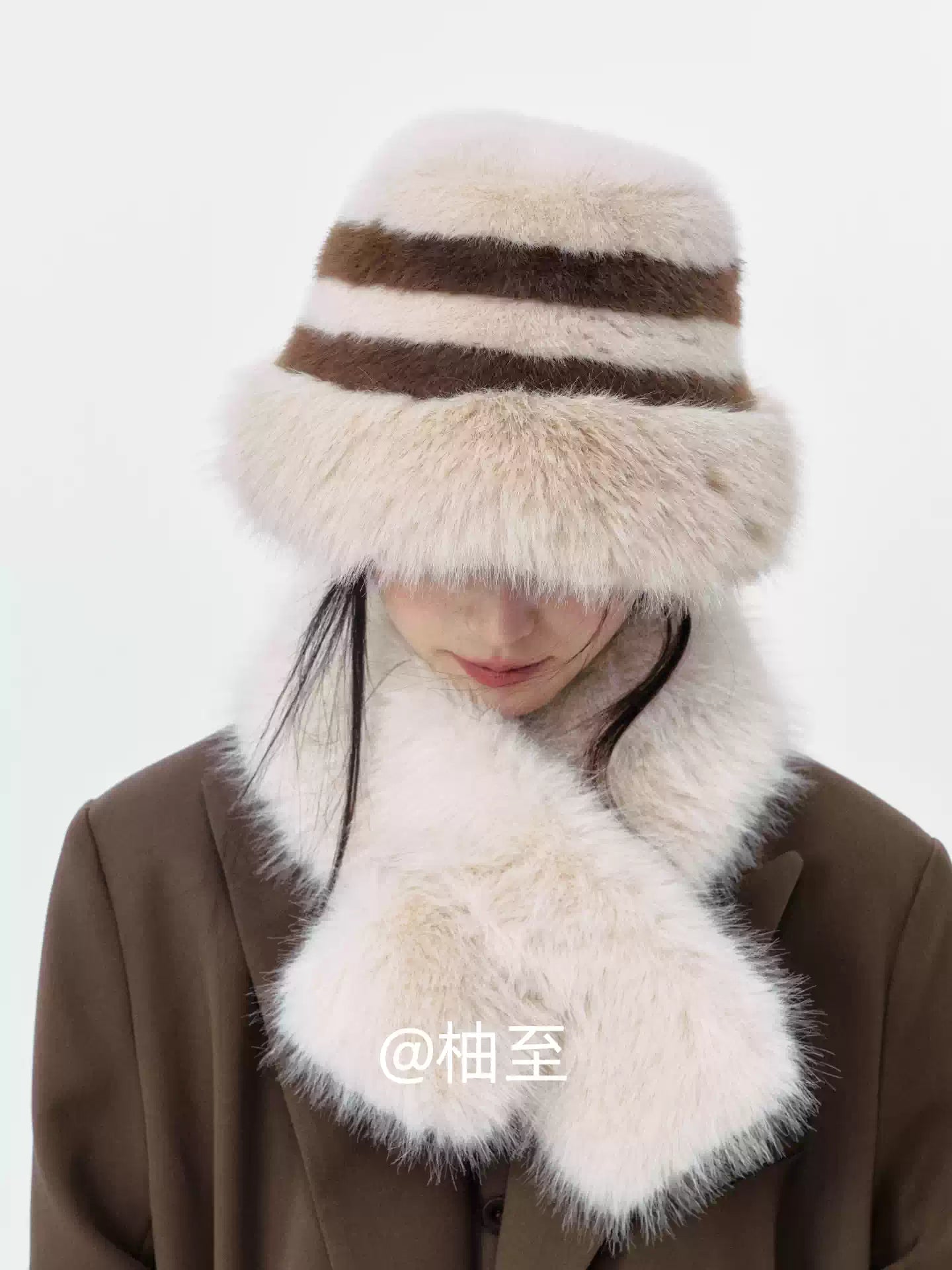 Off White Striped Plush Hat & Scarf Set – Cozy 2-Piece Winter Ensemble
