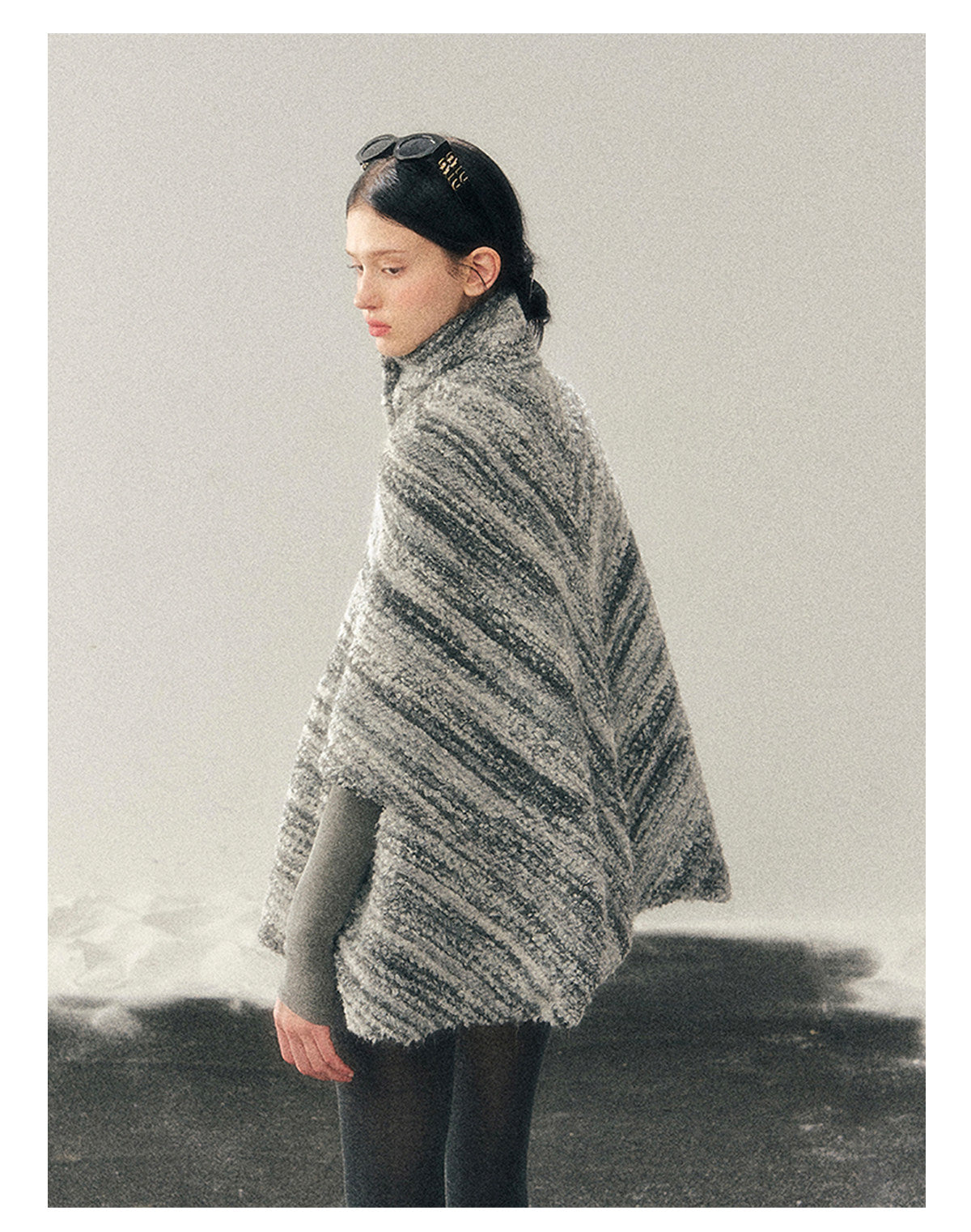 少也眼 "Soft-Focus Warmth" Tweed Cape Coat - Silver Grey