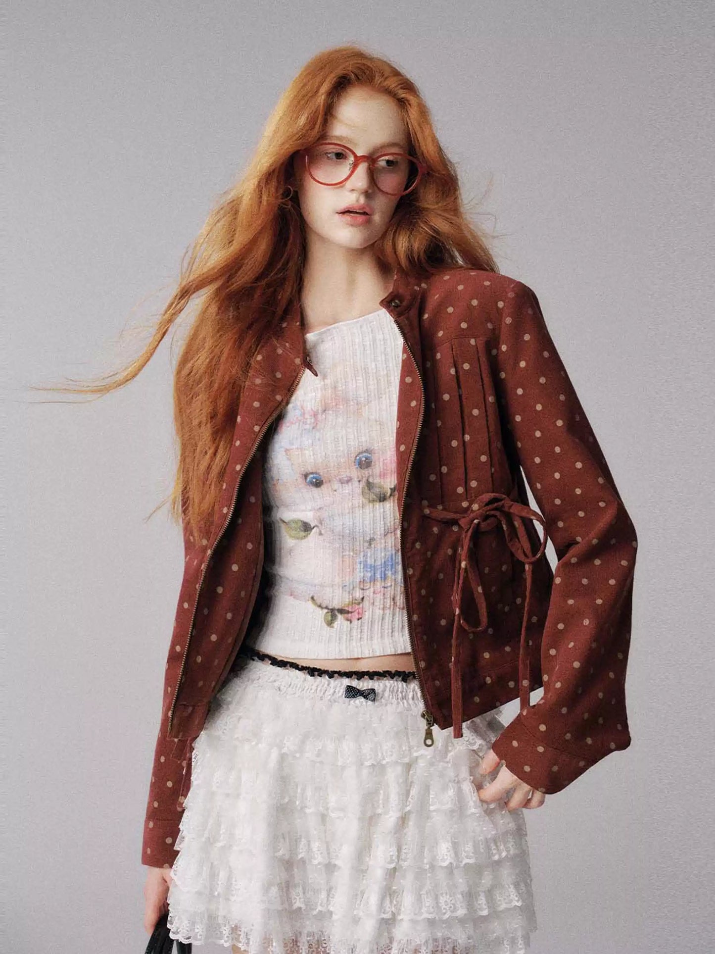 "时光画布" Polka Dot Cropped Jacket with Bow Details (Deep Red)
