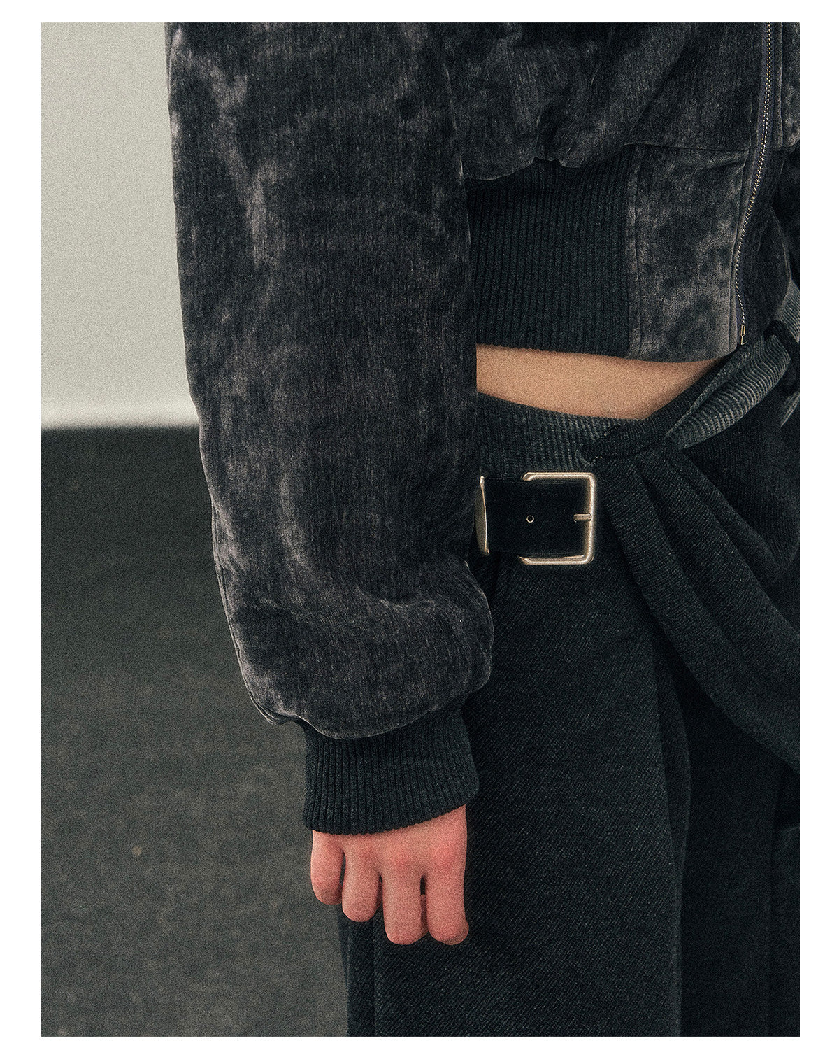 少也眼 "Defocused Dreams" Melard Leopard Utility Cropped Jacket - Graphite Gray